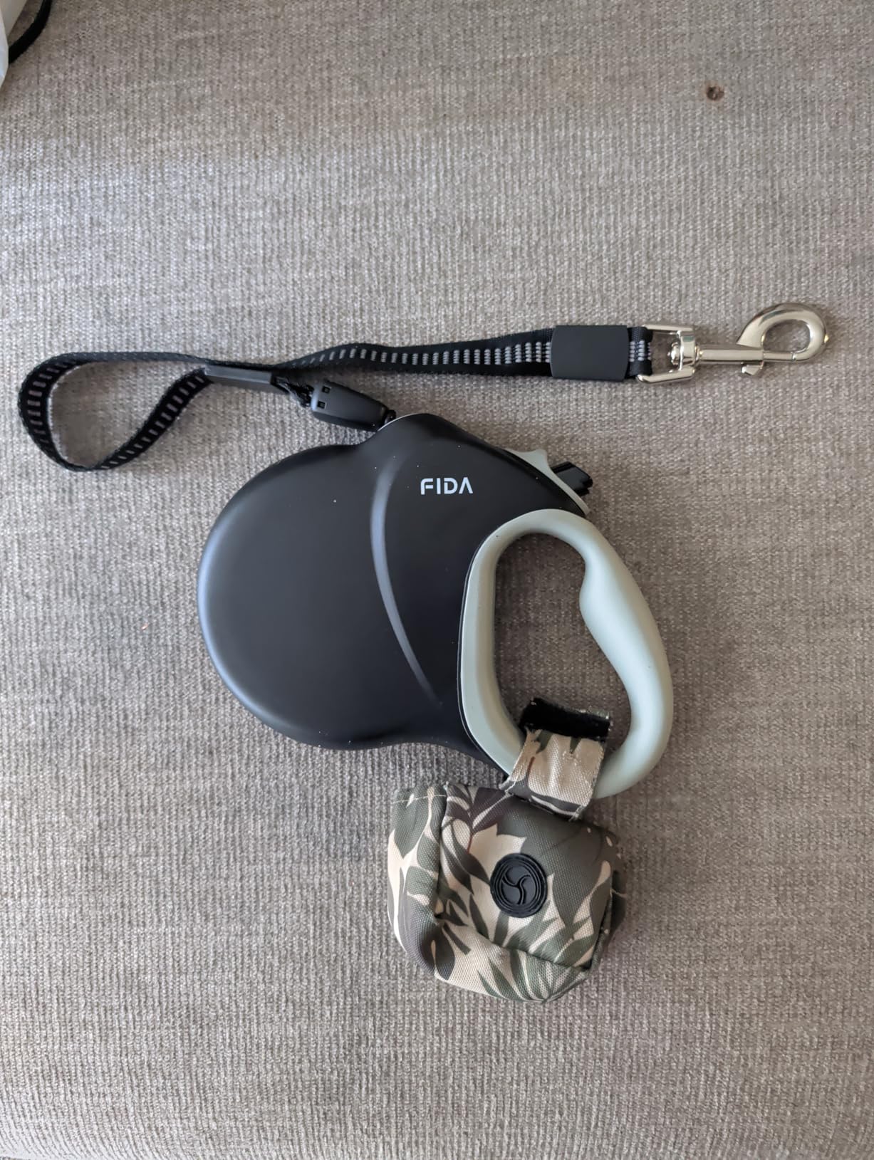 Fida Upgraded Retractable Dog Leash 30ft, Heavy Duty Pet Walking Leash for Medium/Large Breed up to 110 lbs, 360° Tangle-Free Long Retract Dog Lead, Soft Grip, One-Hand Brake, Black customer photo 2
