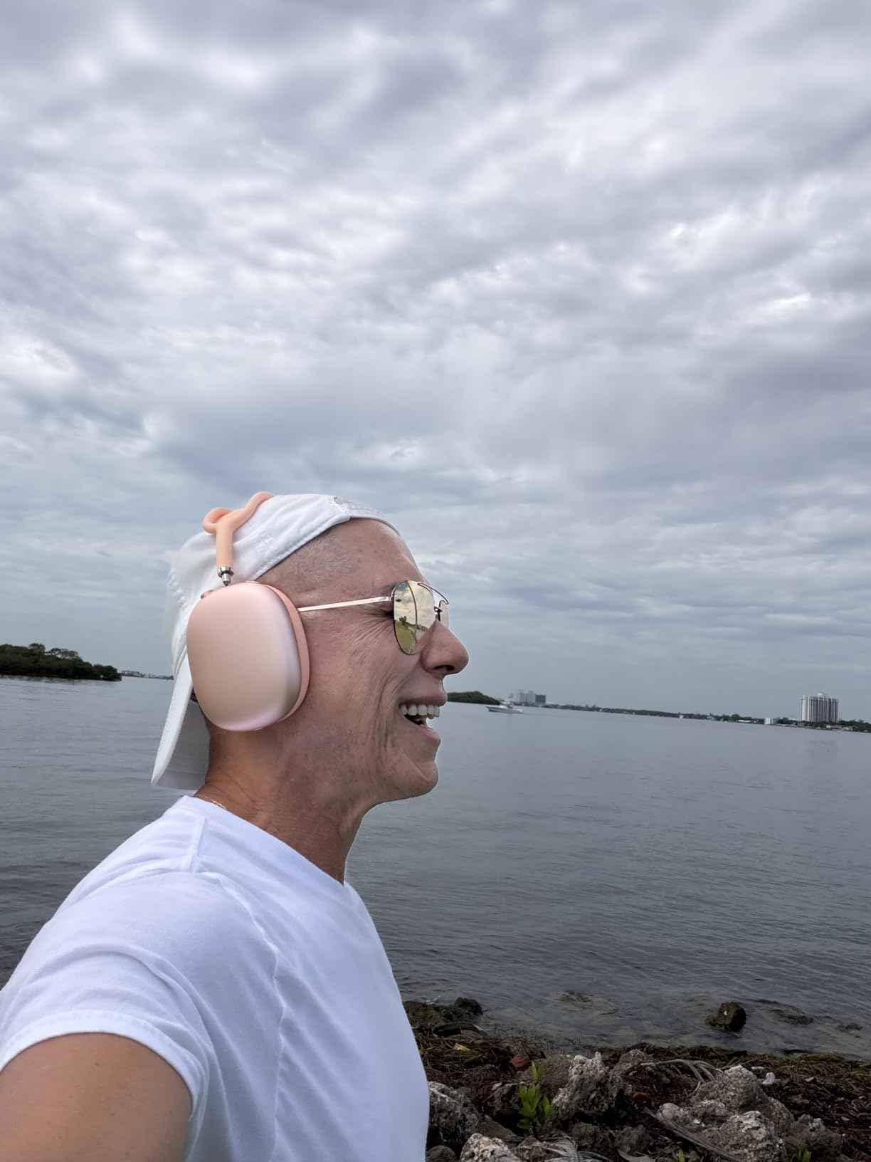 Apple AirPods Max - Starlight (Renewed) customer photo 2