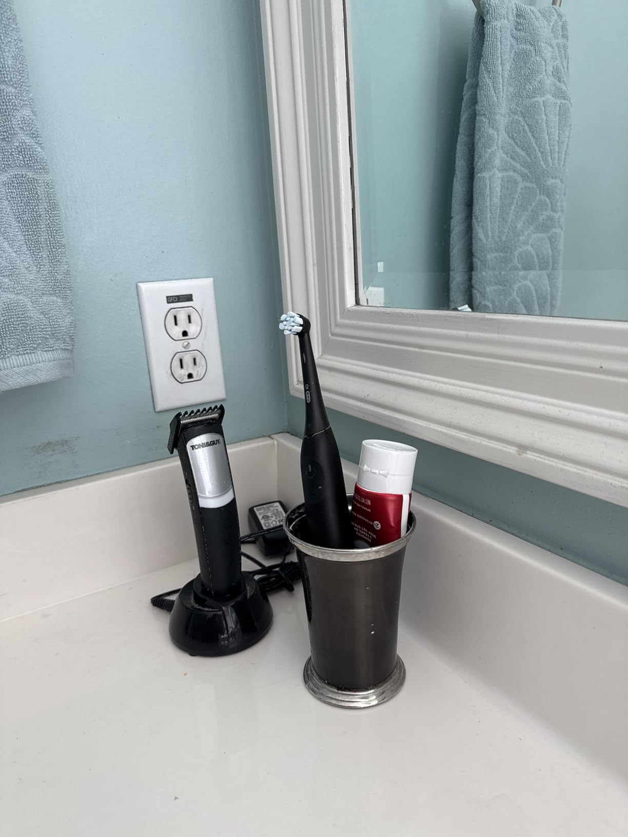 Oral-B iO Series 2 Limited Simple Clean Rechargeable Electric Toothbrush for Adults, Night Black, 3 Modes, Automatic Pressure Sensor for Gum Care, Travel Case customer photo 1