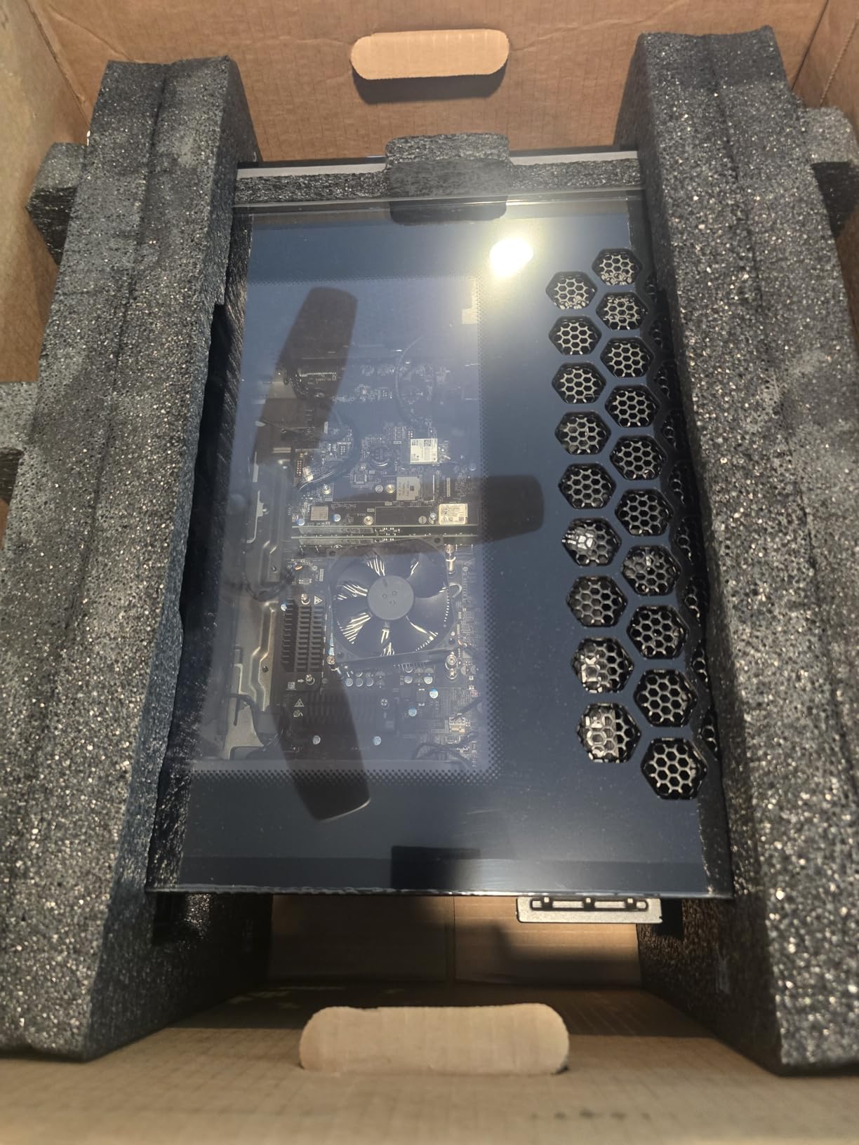 Alienware Aurora Gaming Desktop ACT1250 - Intel Core Ultra 7 265F, 32GB DDR5 RAM, 1TB SSD, NVIDIA GeForce RTX 5070, Windows 11 Home customer photo 1