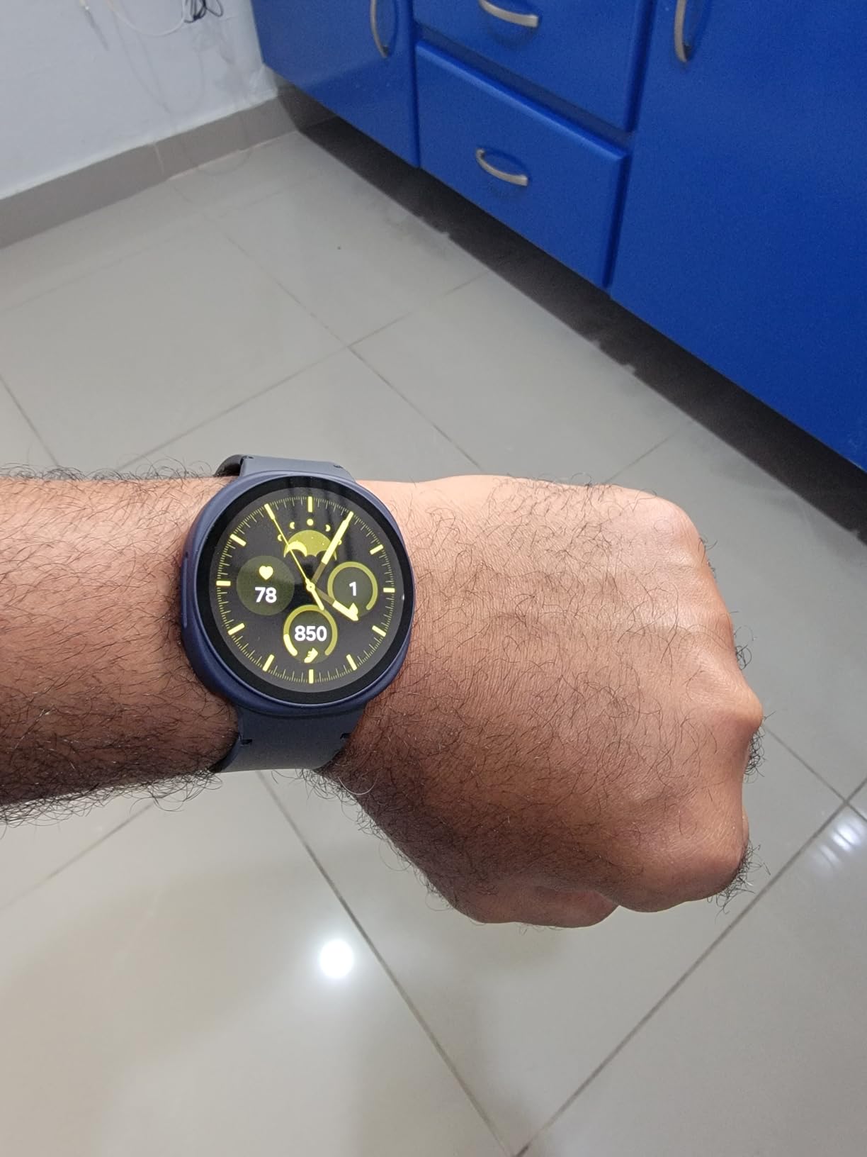 Samsung Galaxy Watch 8 (2025) 40mm Bluetooth Smartwatch, Cushion Design, Fitness Tracker, Sleep Coaching, Running Coach, Energy Score, Heart Rate Tracking, Graphite [US Version, 2 Yr Warranty] customer photo 2