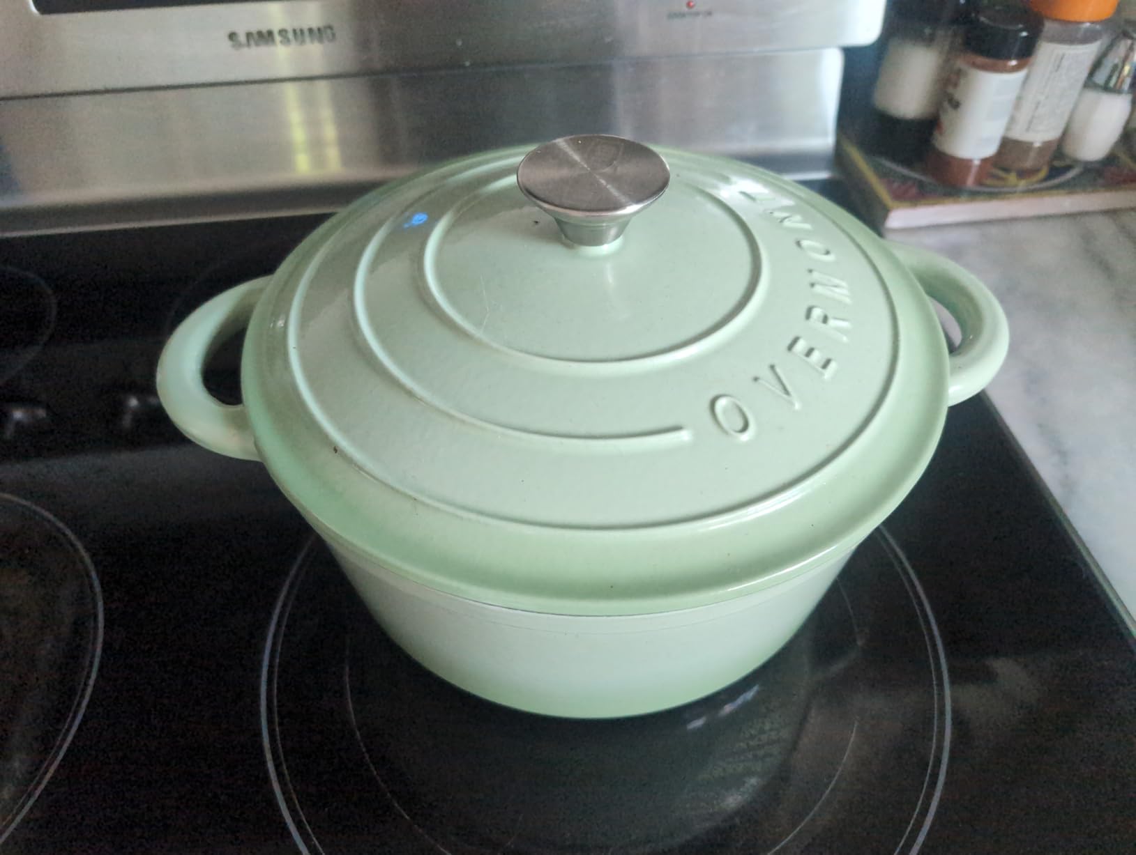 Overmont Enameled Cast Iron Dutch Oven - 5.5QT Pot with Lid Cookbook & Cotton Potholders - Heavy-Duty Cookware for Braising, Stews, Roasting, Sourdough Baking White customer photo 2