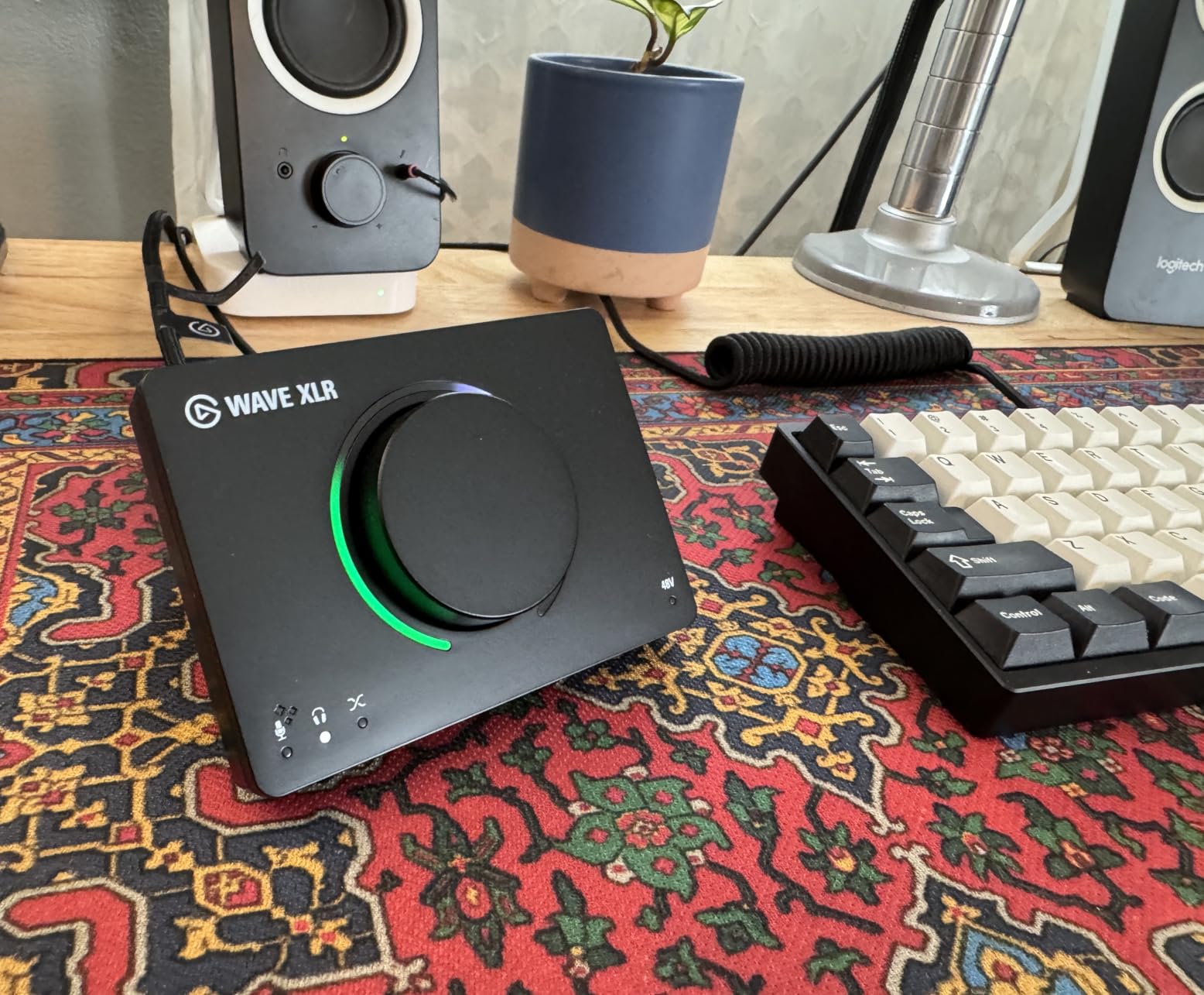 Elgato Wave XLR MK.2 - USB Audio Interface and DSP Mixer for XLR Microphones - 80dB Gain - Onboard Effects - LED Feedback - Touch Mute - Works with Stream Deck - PC & Mac customer photo 1