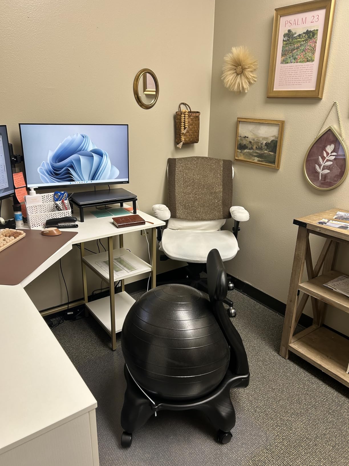 Gaiam Classic Balance Ball Chair, Stability Seat (Black) - 52cm stability ball chair builds core strength while you sit. Includes pump & exercise guide. customer photo 1