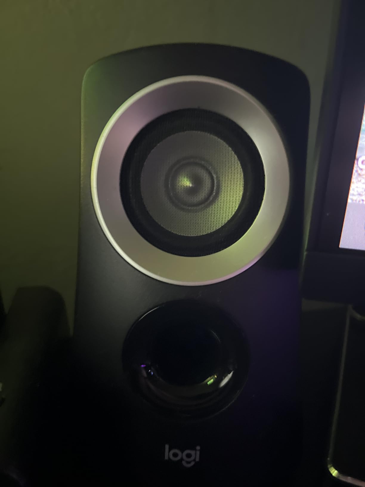 Logitech Z313 2.1 Multimedia Speaker System with Subwoofer - Black customer photo 1