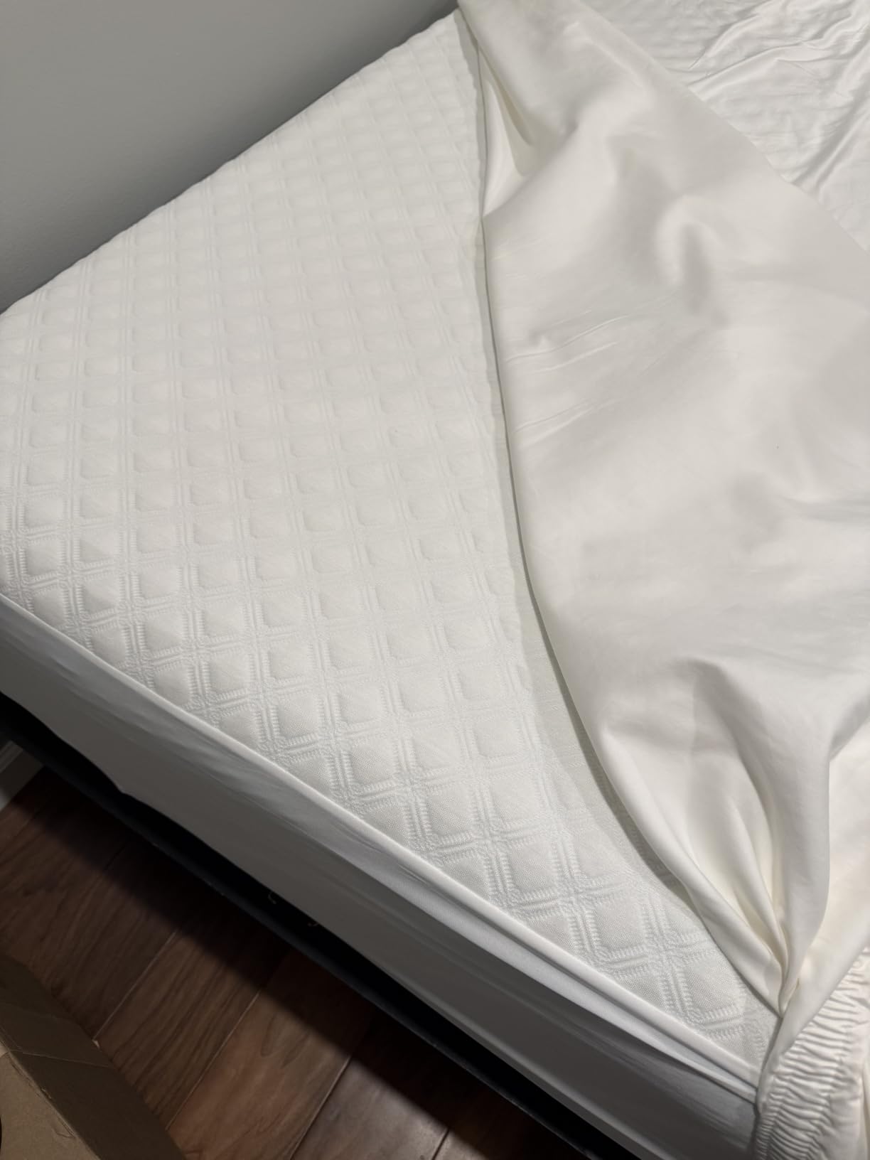 SafeRest Waterproof Queen Size Mattress Protector | Fitted with Stretchable Pockets, Machine Washable Cotton Blend Mattress Cover for Bed customer photo 1