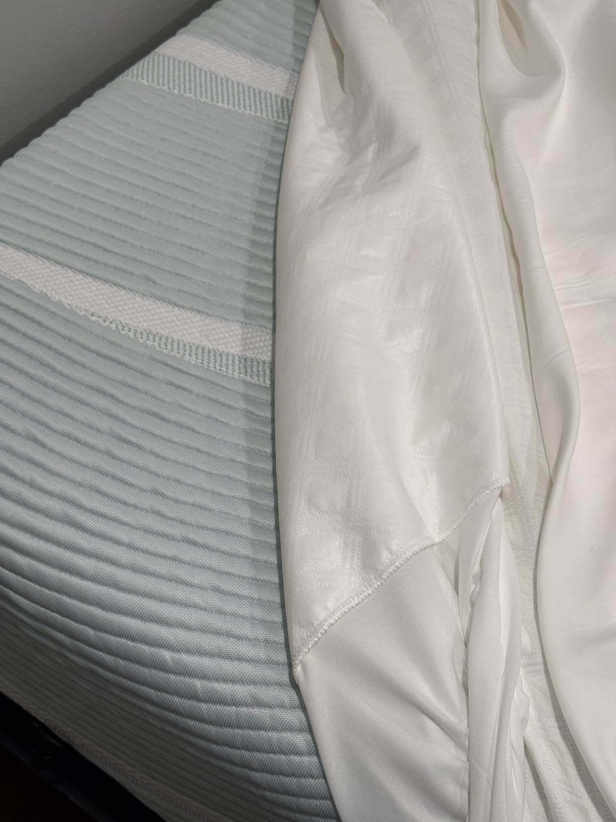 SafeRest Waterproof Queen Size Mattress Protector | Fitted with Stretchable Pockets, Machine Washable Cotton Blend Mattress Cover for Bed customer photo 2