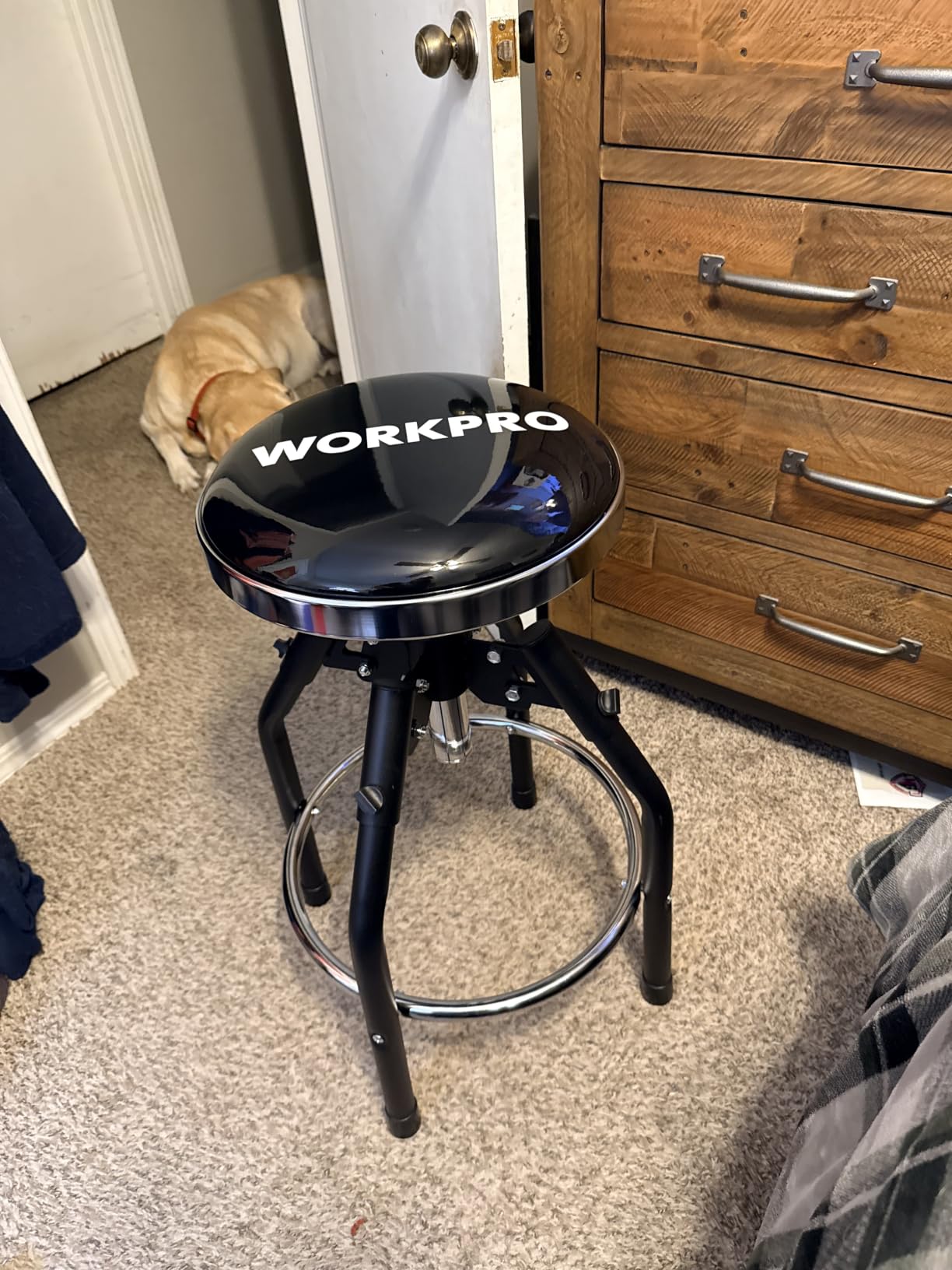 WORKPRO Heavy Duty Adjustable Hydraulic Shop Stool, Garage Bar Stool, 29in to 33.86in, 330-Pound Capacity, Black customer photo 1
