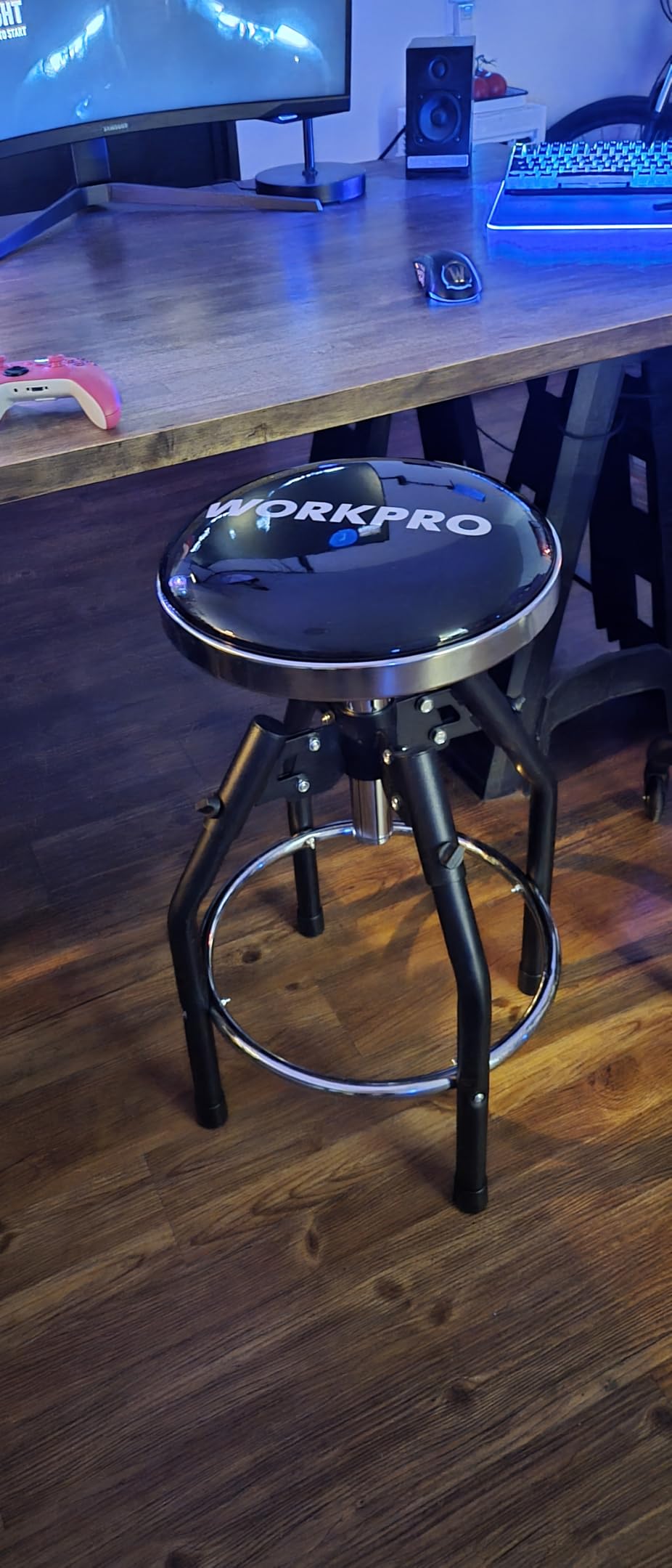 WORKPRO Heavy Duty Adjustable Hydraulic Shop Stool, Garage Bar Stool, 29in to 33.86in, 330-Pound Capacity, Black customer photo 2