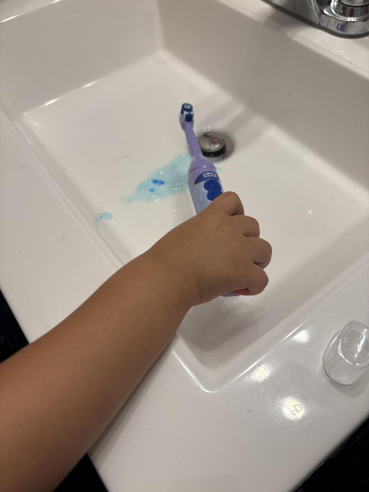 Oral-B Kids Battery Power Electric Toothbrush Featuring Disney's Frozen for Children and Toddlers age 3+, Soft (Characters May Vary) customer photo 1