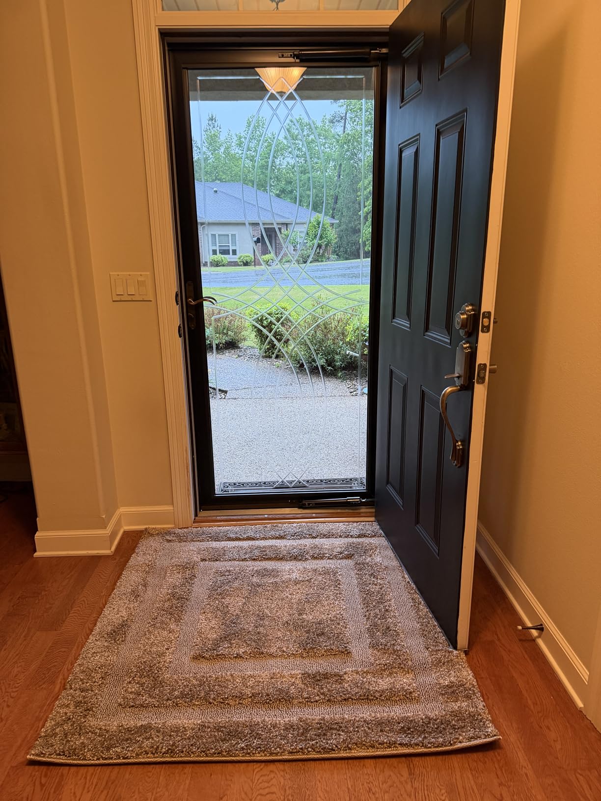 SAFAVIEH Florida Shag Collection Area Rug - 5' Round, Creme & Creme, Border Design, Non-Shedding & Easy Care, 1.2-inch Thick Ideal for High Traffic Areas in Living Room, Bedroom (SG454-1111) customer photo 1