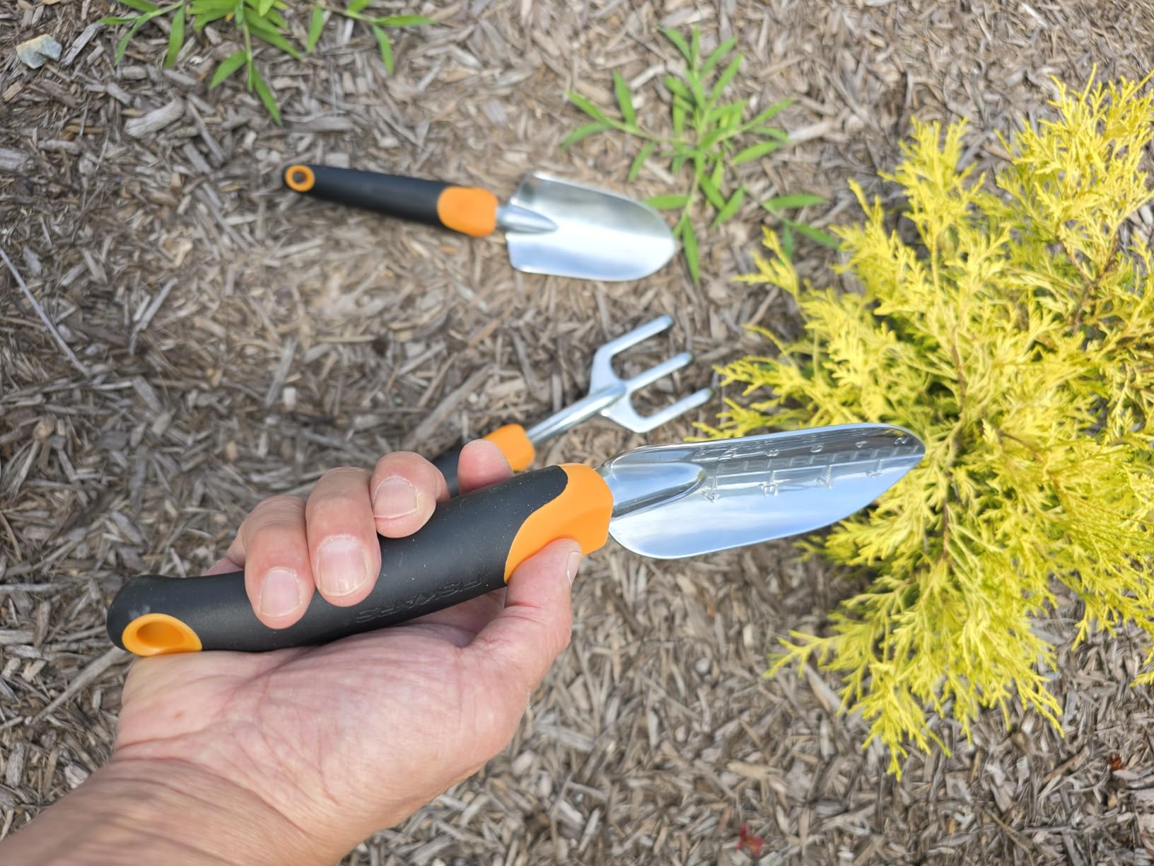 Fiskars 3-in-1 Garden Tool Set, Polished Cast-Aluminum Heads for Rust Resistance, Heavy-Duty Trowel, Transplanter & Cultivator for Digging and Planting, Non-Slip SoftGrip Handles Reduce Fatigue customer photo 1