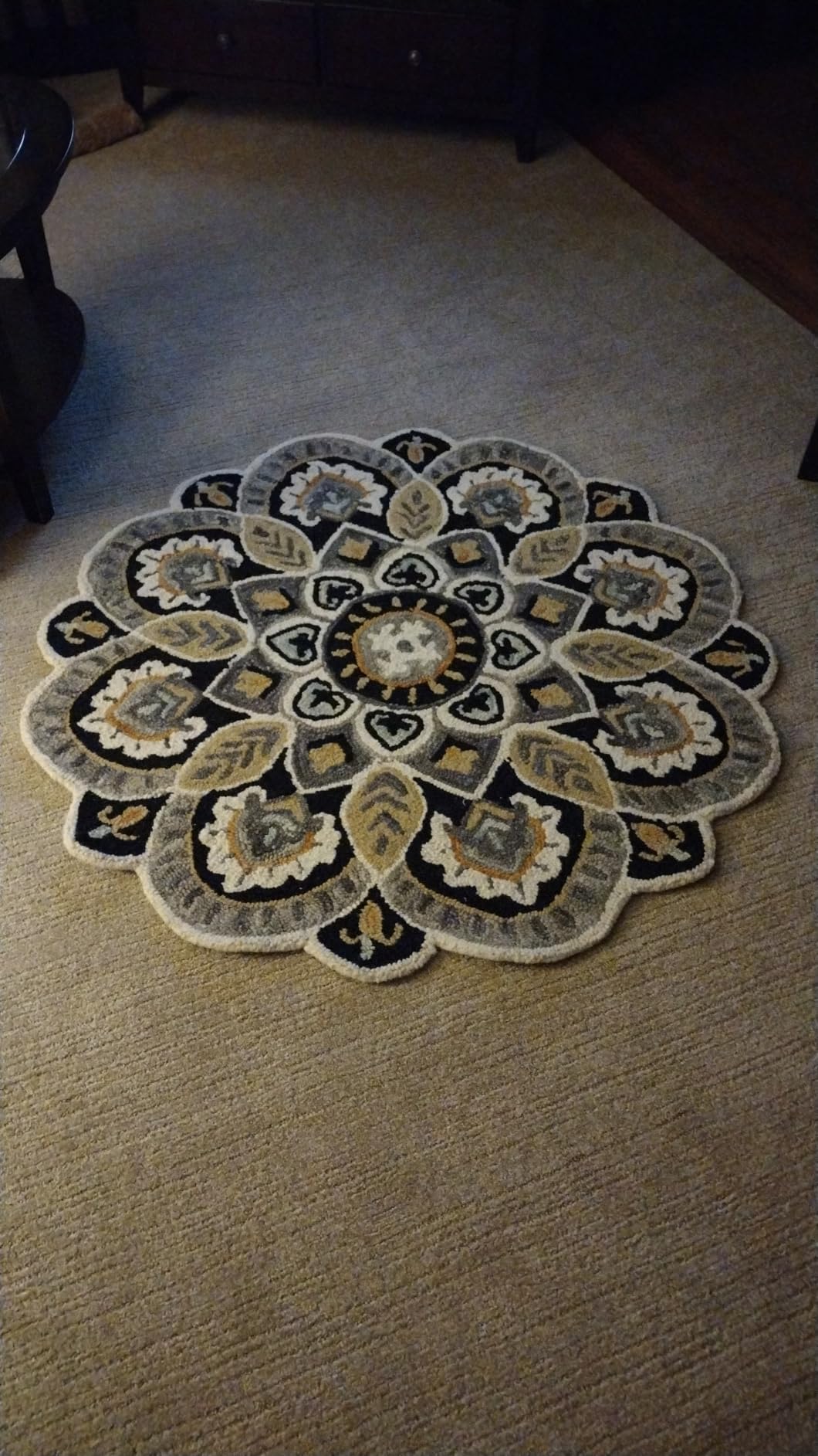 SAFAVIEH Novelty Collection Area Rug - 4' Round, Red & Taupe, Handmade Boho Floral Rustic Country Wool, Ideal for High Traffic Areas in Living Room, Bedroom (NOV604Q) customer photo 2