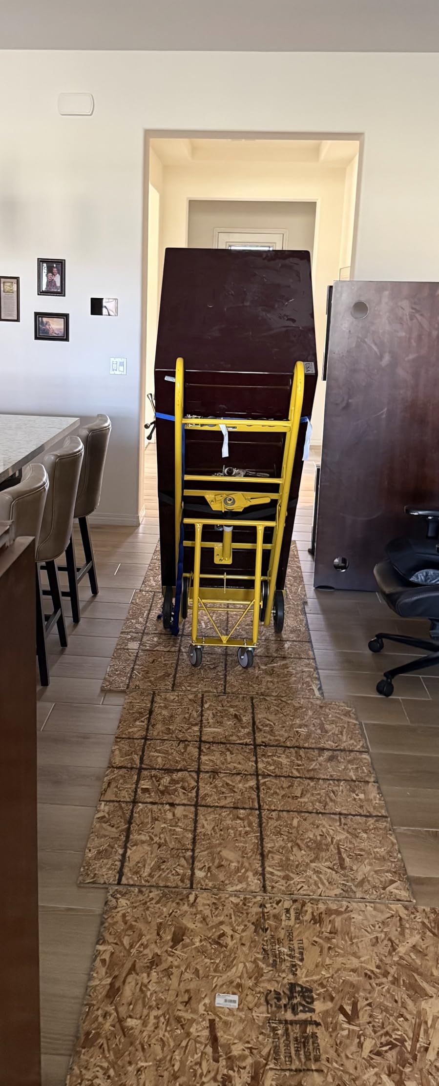 Strongway Industrial Hand Truck, 1200-Lb Capacity Heavy-Duty Appliance Dolly, Convertible 2 or 4 Wheel Design, 8-Inch Rubberized Wheels with Auto-Rewind Ratchet Belt, Model 67969 customer photo 1