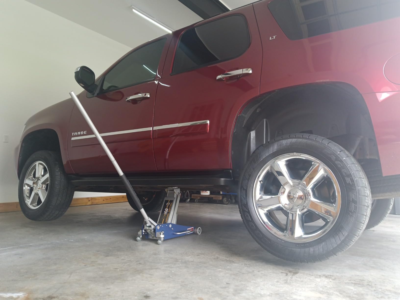 YELLOW JACKET Floor Jack 3 Ton Hydraulic Low Profile Aluminum and Steel Racing Car Jack with Fast Lifting Dual Pump for SUV,Truck, MVP,6600 lbs Capacity customer photo 2