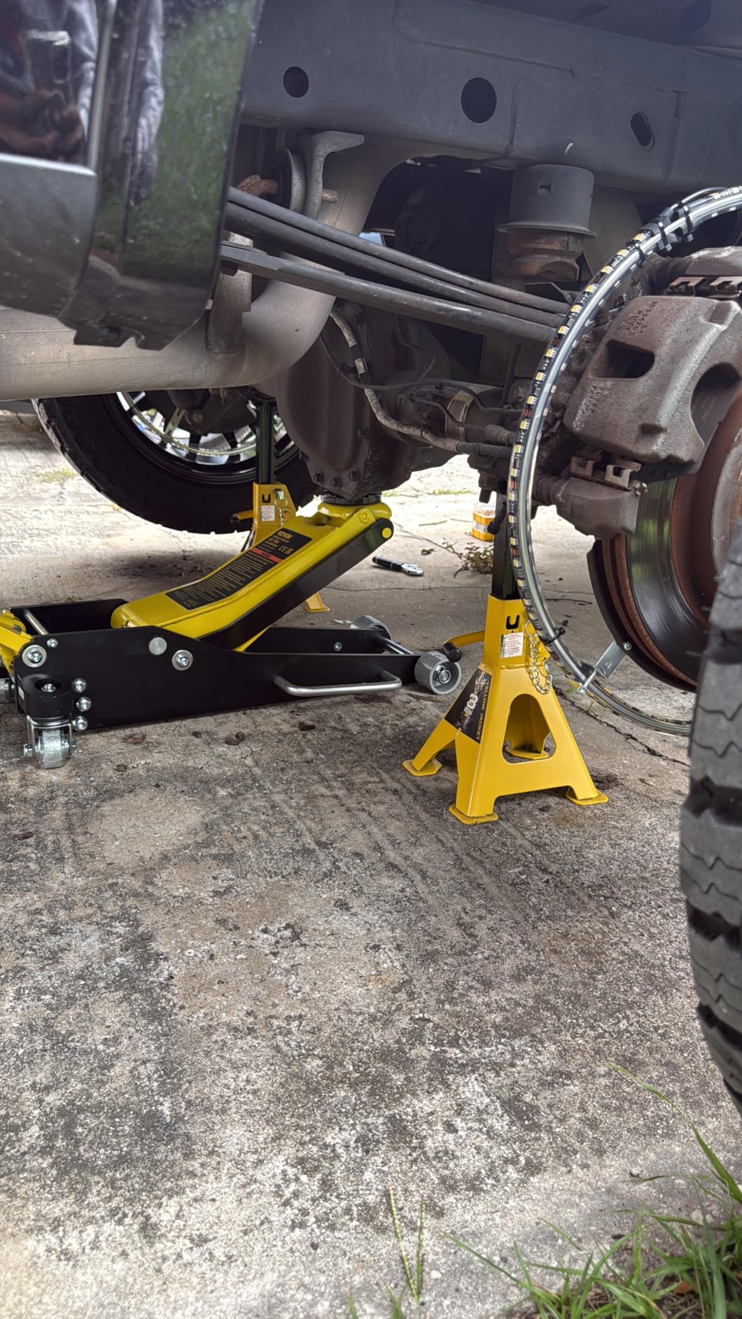 YELLOW JACKET Car Jack Stands 3 Ton with Double Locking and Large Foot Base for Lifting SUVS, Heavy Duty Steel, 6600 lb Capacity, 1 Pair, Yellow customer photo 1