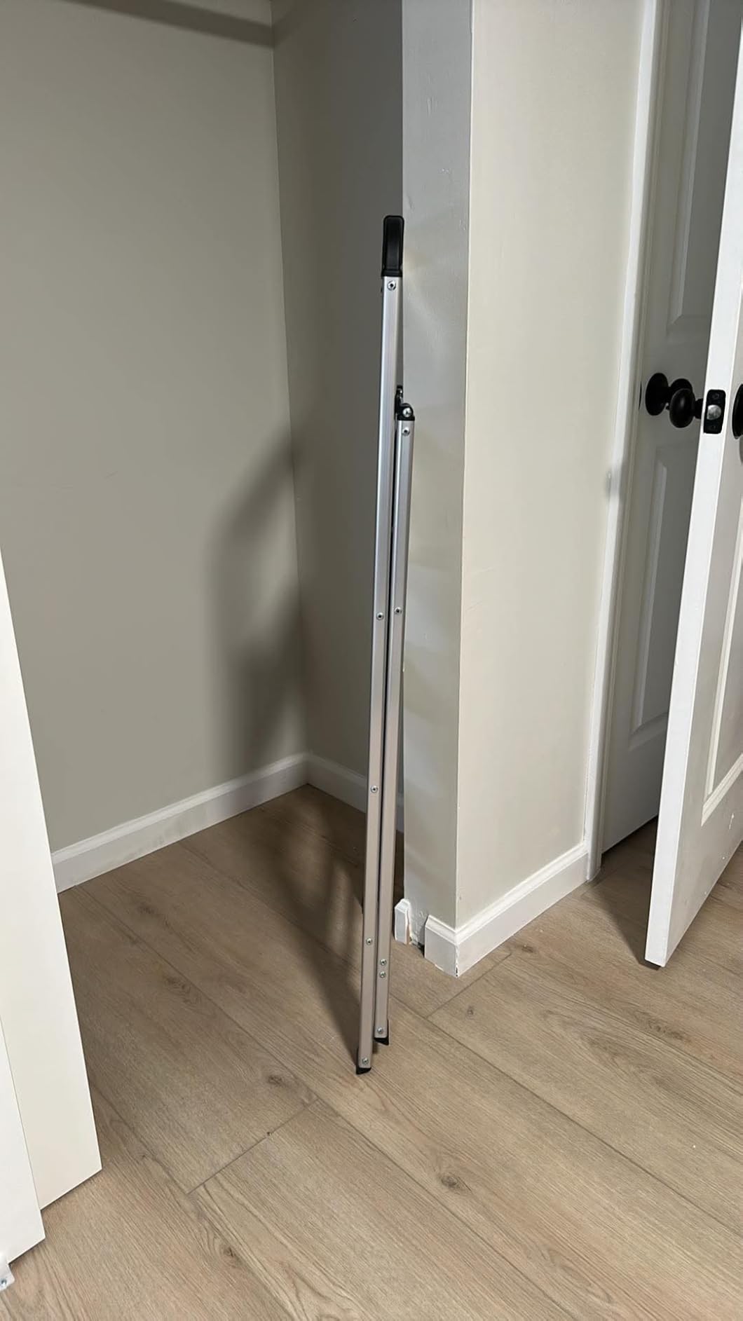KINGRACK Aluminium 4 Step Ladder, Lightweight Step Stool with Non-Slip Pedals, Handrail, Foldable Step Ladder for Kitchen, Garage, Home, Space Saving, Sturdy and Portable, Silver customer photo 1