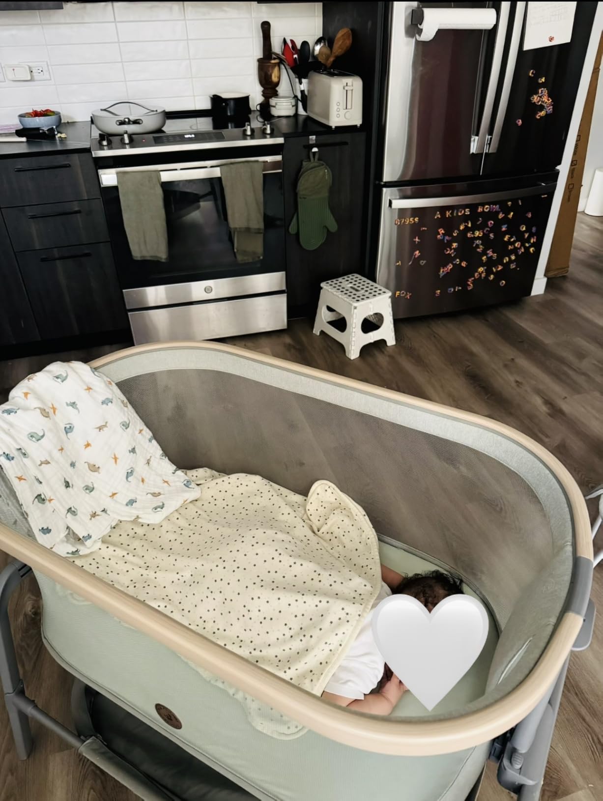 Maxi-Cosi Iora Baby Bassinets Bedside Sleeper, Portable Bassinet, Infant Bedside Sleeper Crib, Height Adjustable, Breathable Mesh, Large Storage Basket, Classic Slate customer photo 2