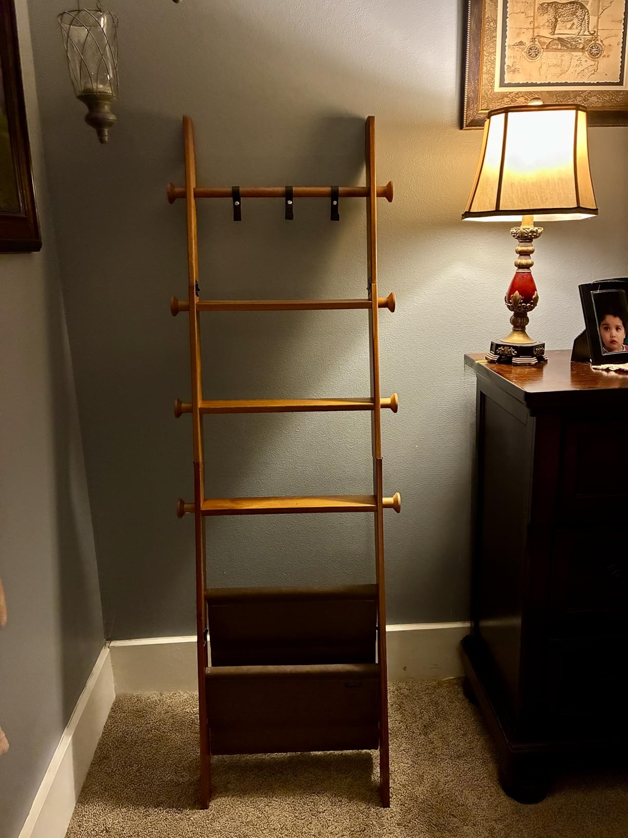VASAGLE Blanket Ladder for Living Room, 5-Tier Wooden Ladder Shelf, Decorative Farmhouse Blanket Rack with Synthetic Leather Bag, Metal Hooks, Side Hooks, for Bedroom, Caramel Brown ULLS022K01 customer photo 2