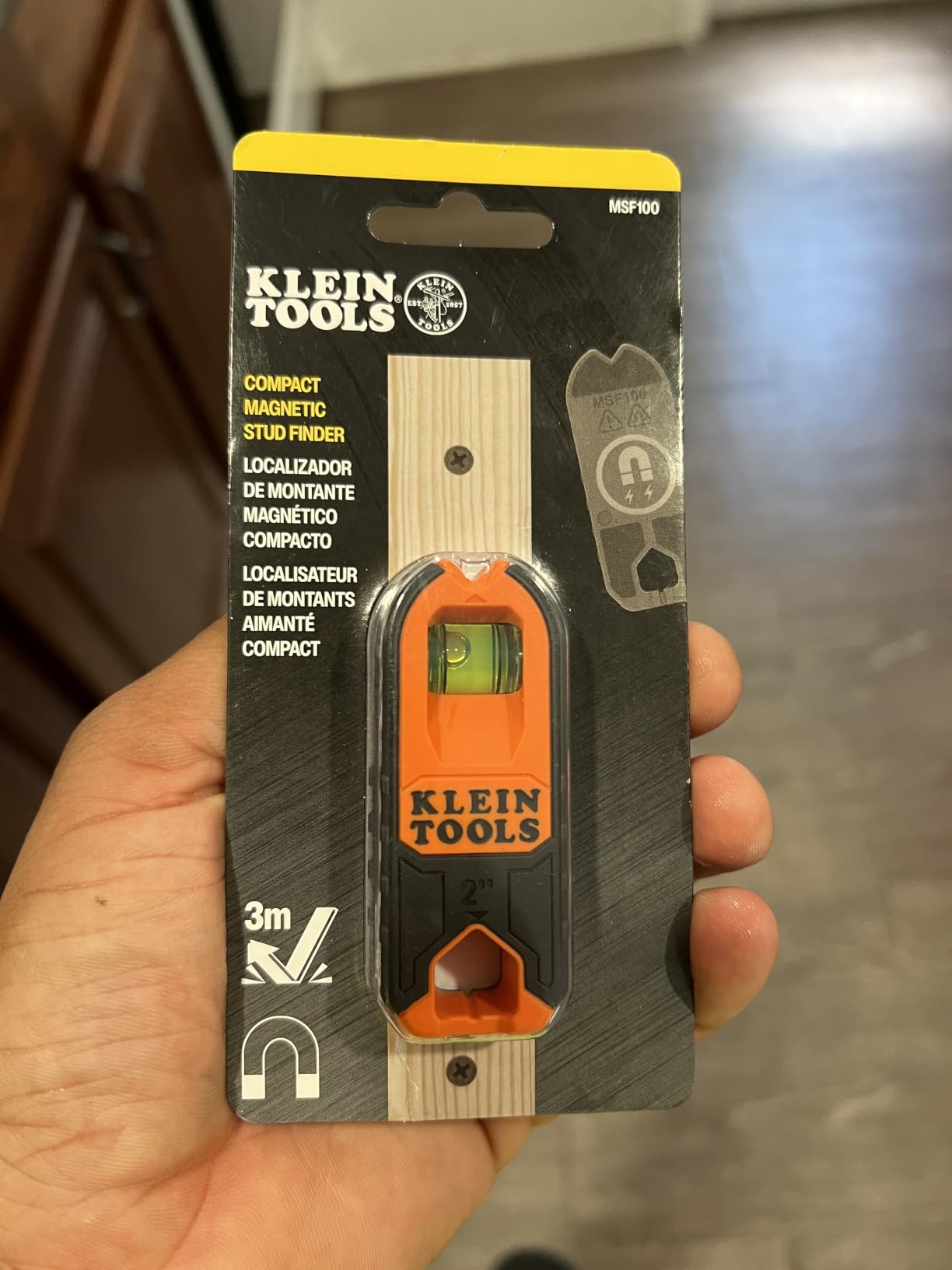 Klein Tools MSF100 Magnetic Stud Finder and Level, Compact, Wood and Metal Detector with Bubble Vial for Accurate Markings, Felt Pad Backing customer photo 1