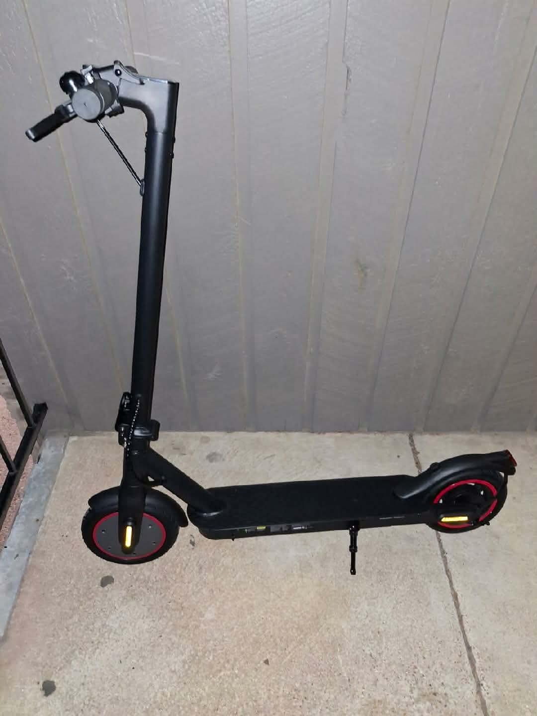 Fcgeoi W3 Electric Scooter, 500W Motor, 18 MPH, 21 Mile Range, 8.5