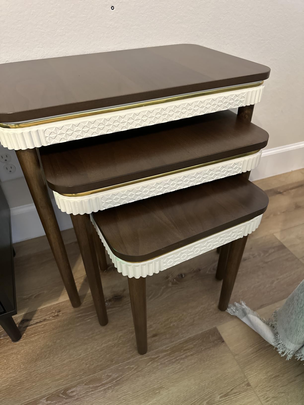 Hyfirm Walnut Side Table End Table Nesting Tables Set of 3, Retro Nesting Tables with Veneered Top & Gold Trim, Mid Century Modern Nesting Wood Coffee Tables for Living Room/Bedroom/Apartment customer photo 2