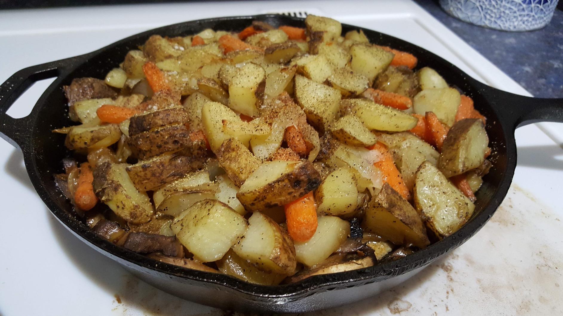 Lodge Pre-Seasoned Cast Iron Skillet, PFAS-Free, 12 Inches | Non-Toxic & Naturally Non-Stick Cast Iron Pan, Compatible with Oven, Stove, Grill & Campfire, Made in USA customer photo 1
