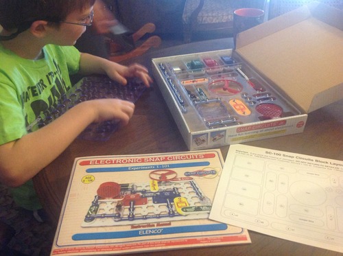 Snap Circuits Jr. SC-100 Electronics Exploration Kit, Over 100 Projects, Full Color Project Manual, 28 Parts, STEM Educational Toy for Kids 8+ customer photo 1