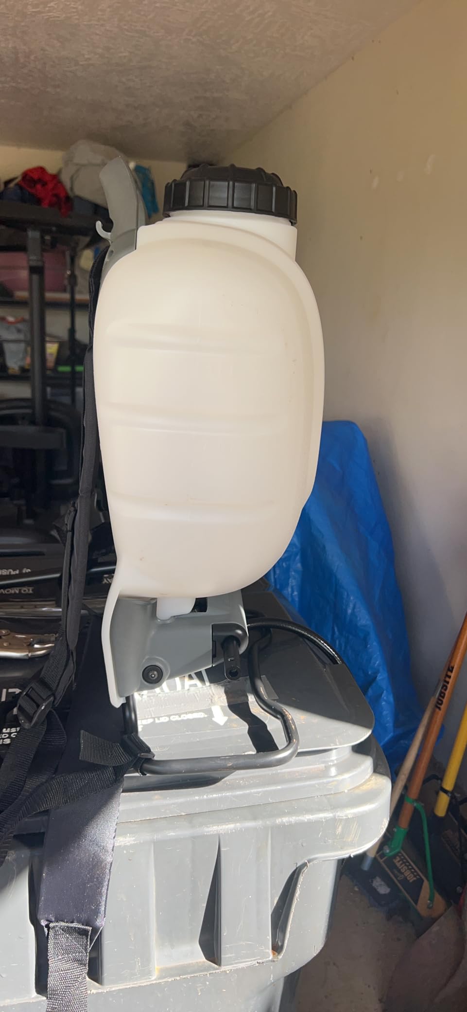 FIELD KING 190328 Backpack Sprayer, 4 Gallon, with Internal No Leak Pump Design Delivers 150 PSI customer photo 1