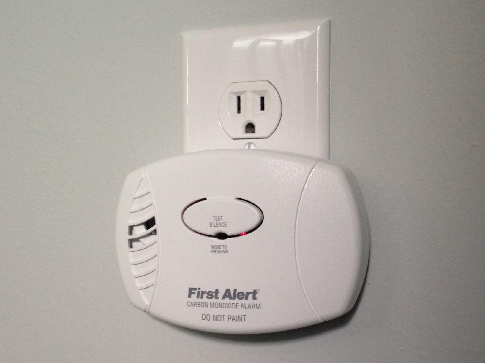 First Alert Carbon Monoxide Detector, Plug-In Alarm with Test & Silence Button, CO600, White, 1-Pack customer photo 2