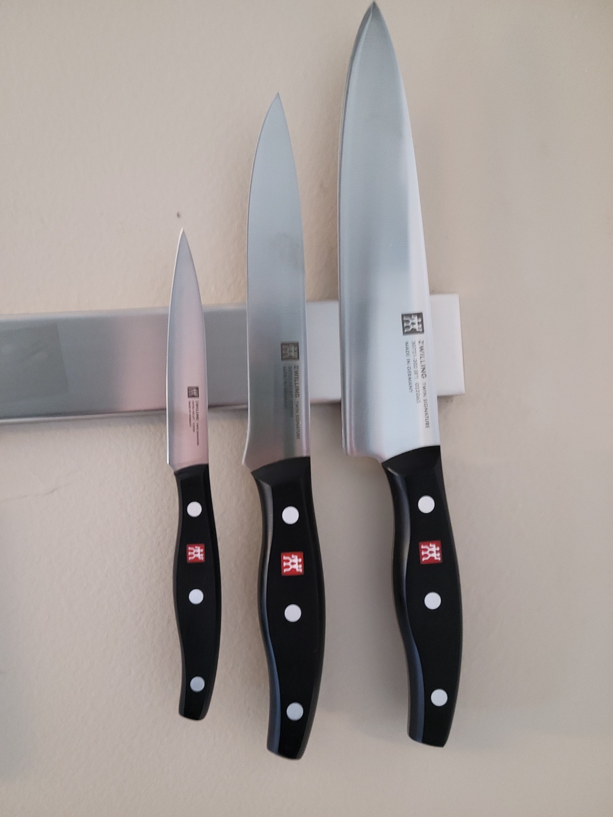Twin Signature 3-Pc Knife Set Made in Germany | Ultra Sharp Blades Made with Special Formula Friodur Ice Hardened Steel for Durability. Dishwasher Safe and Comfortable Grip customer photo 1