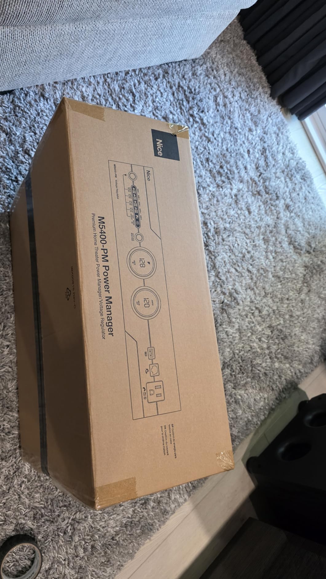 Panamax M5400-PM Power Conditioner with Voltage Regulation, 11 Outlets customer photo 1