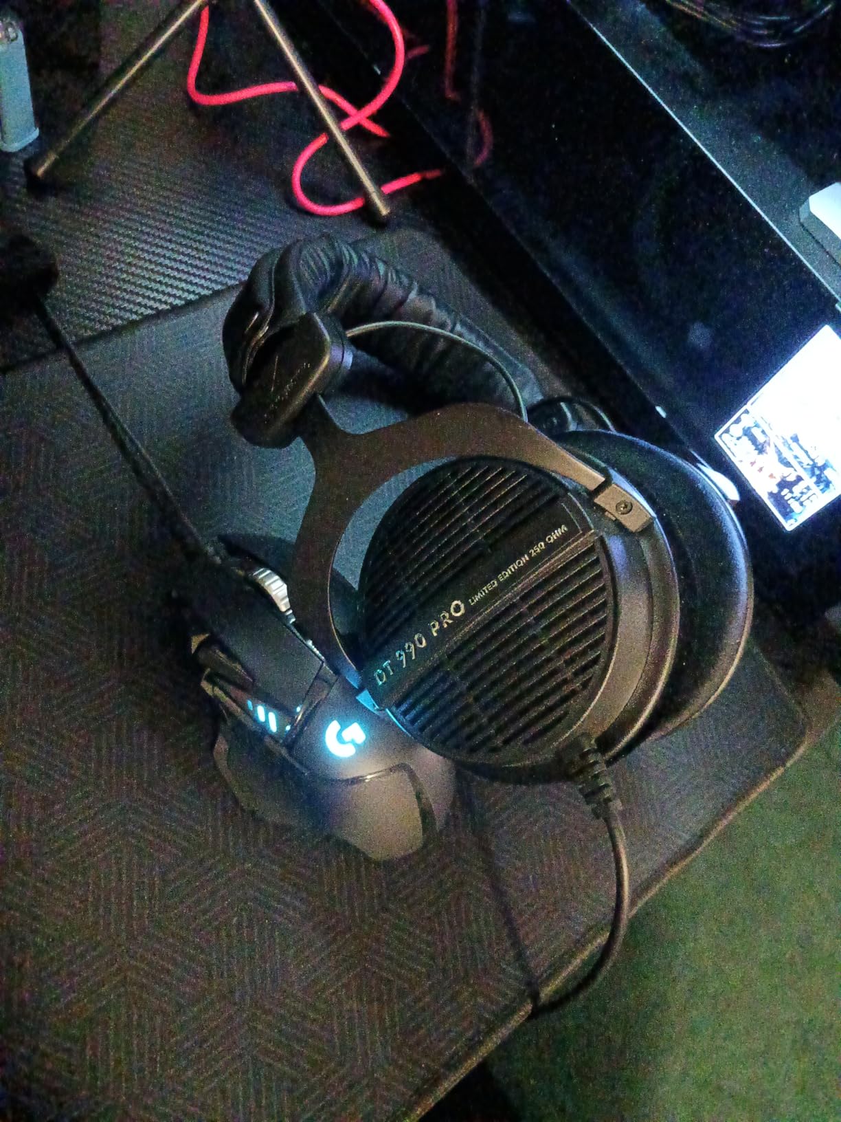 beyerdynamic DT 990 PRO, 250 Ohm, Open Back, Over Ear, Wired Headphones, 3m Coiled Cable, Black with Grey Velour Ear Pads customer photo 2