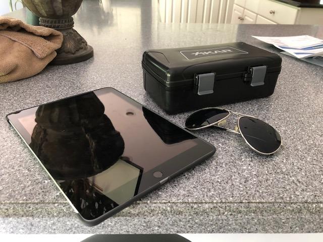 Xikar Cigar Travel Carrying Case, Holds Up to 10 Cigars, Made of ABS Molded Plastic, Includes 1 Humidifier, Watertight, Crushproof, Airtight, Black customer photo 2