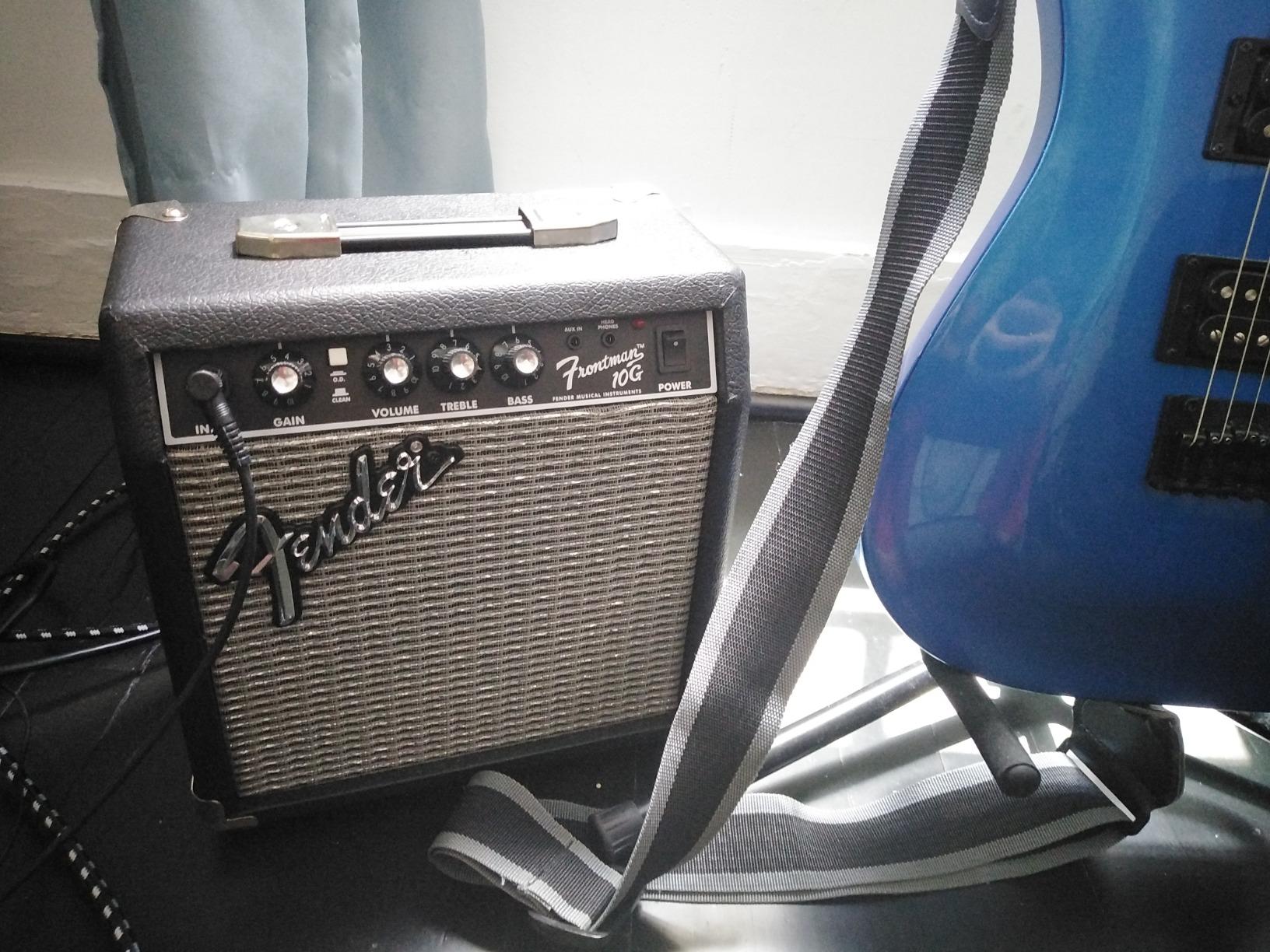 Fender Frontman 10G Electric Guitar Amplifier, 10-Watt Amp, Black/Silver customer photo 2