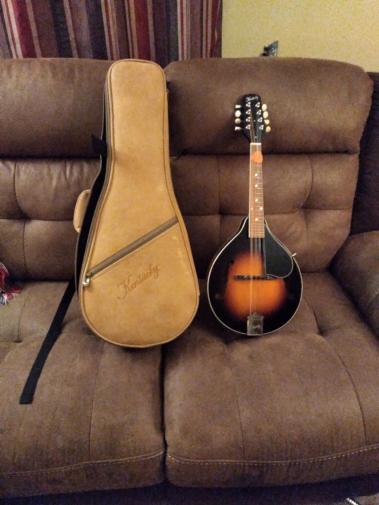 Kentucky KM-150 Standard A-Model Mandolin - Vintage Sunburst - Solid German Spruce Top & Alpine Maple Body customer photo 2