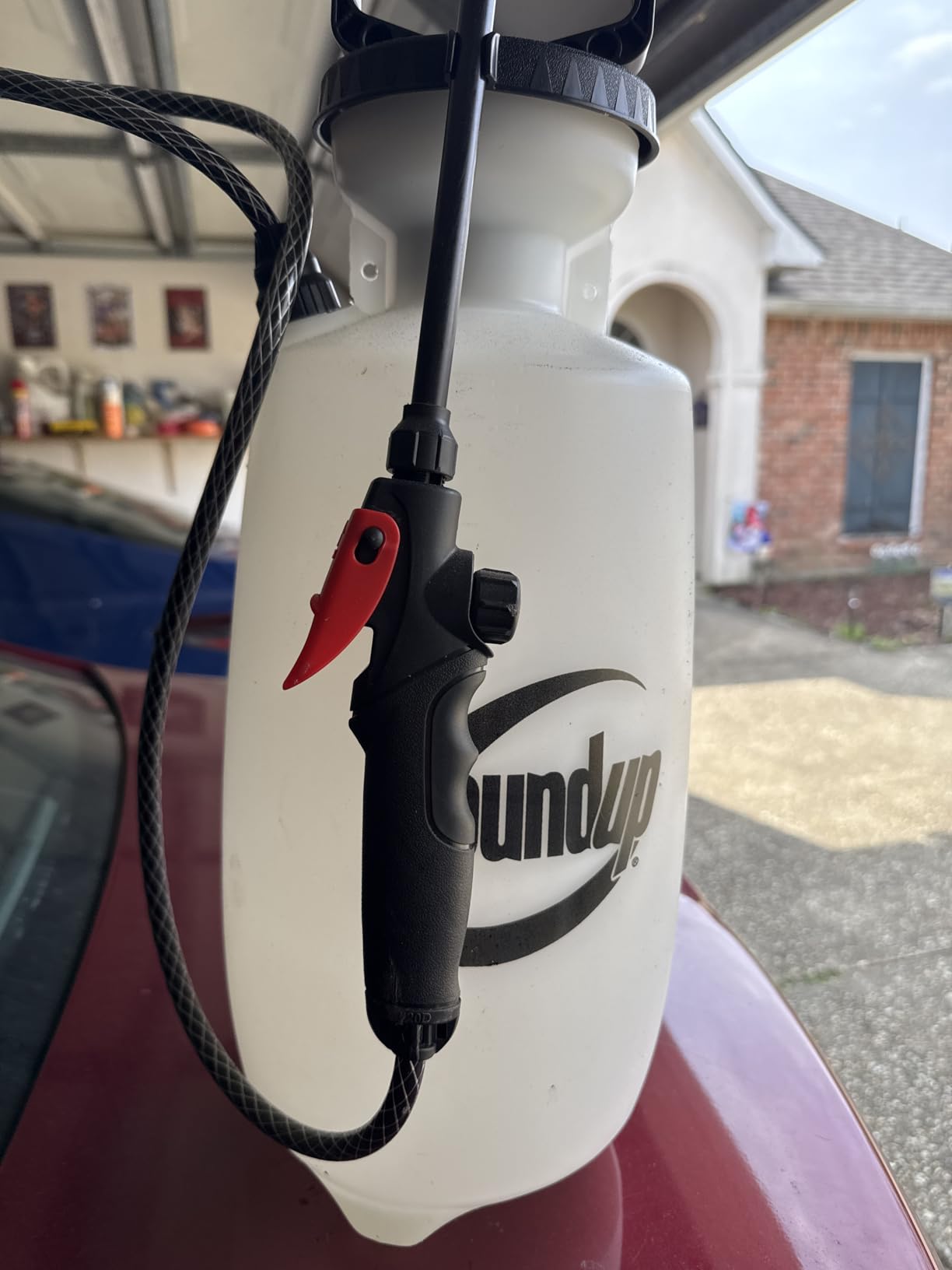 Roundup 190260 2-Gallon Lawn and Garden Sprayer for Controlling Insects and Weeds or Cleaning Decks and Siding customer photo 1