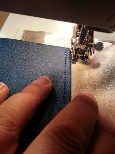 SINGER 4423 High Speed Heavy Duty Sewing Machine with Accessory Kit, 23 Built-in Stitches, Metal Frame, 1100 Stitches/Min customer photo 1