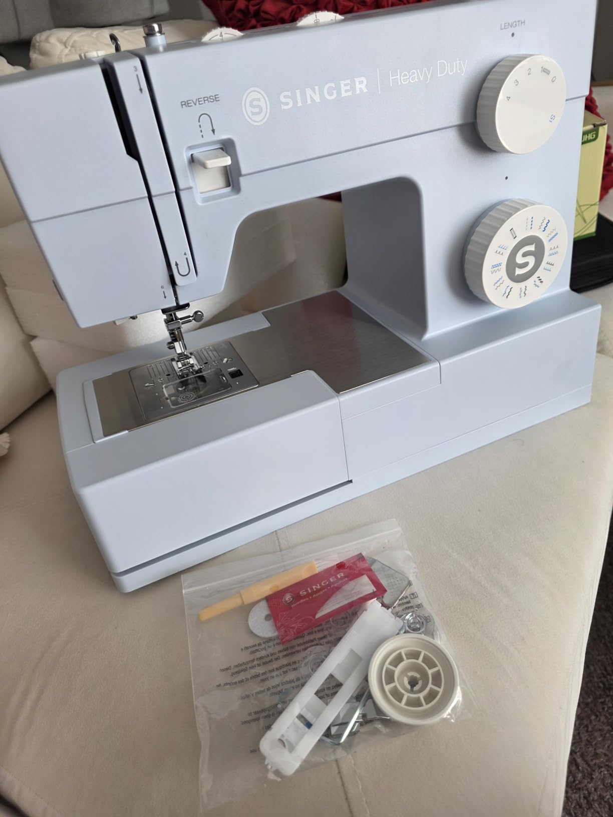 SINGER 4423 High Speed Heavy Duty Sewing Machine with Accessory Kit, 23 Built-in Stitches, Metal Frame, 1100 Stitches/Min customer photo 2