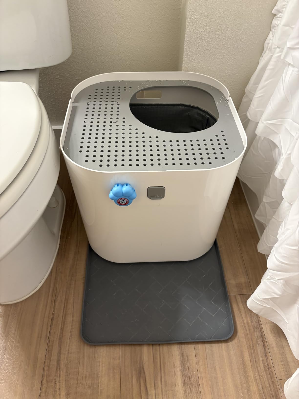 Modkat Top-Entry Cat Litter Box, Leak-Proof, Liner & Scoop, White | Top-entry design helps reduce litter tracking with a seamless leak-proof base, reusable liner and scoop included customer photo 1