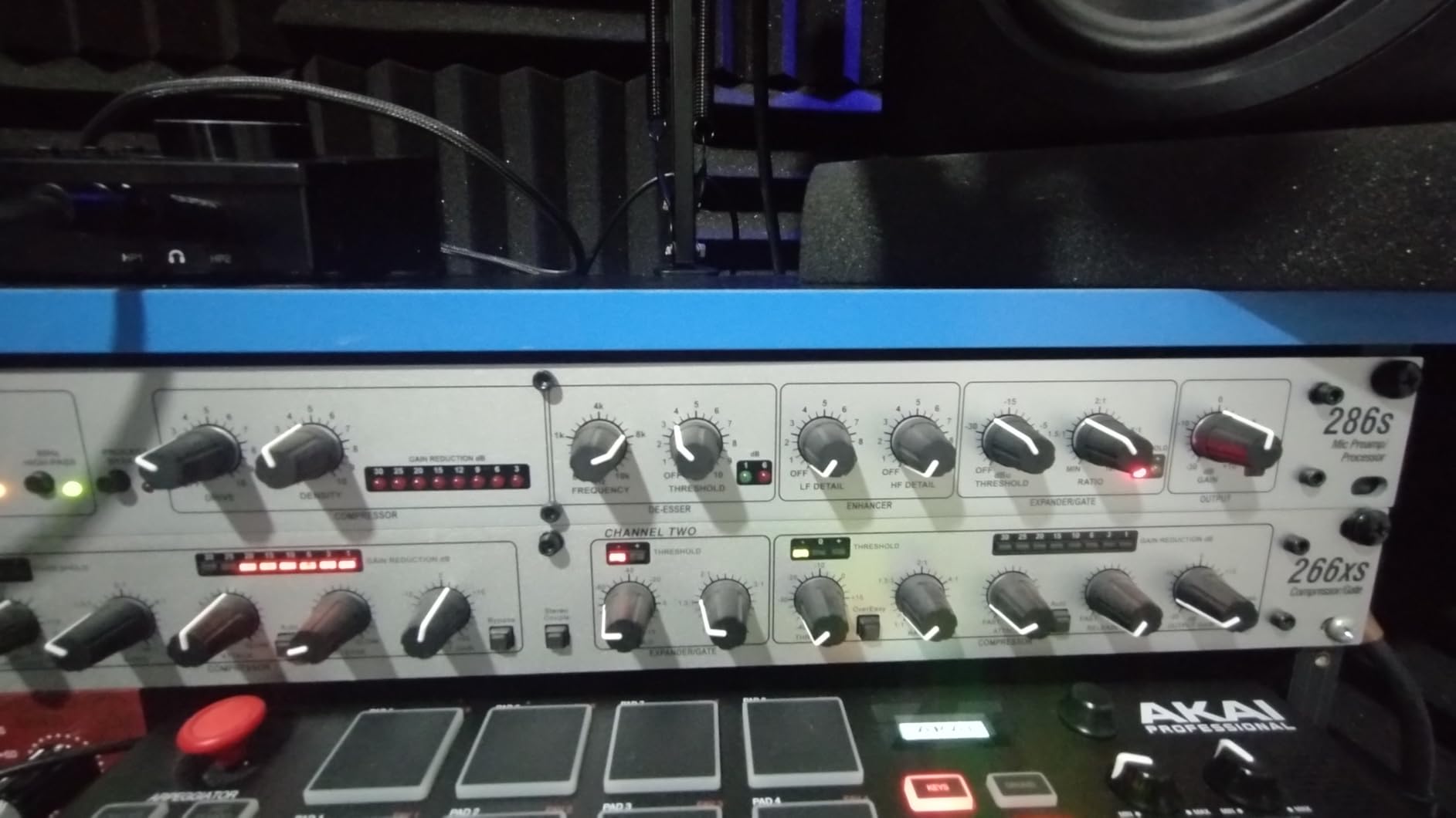 dbx DBX286SV Instrument, Microphone Preamp & Channel Strip Processor, with Compression, De-Esser, Enhancer, Expander/Gate, Loop-Out. Metering LEDs, XLR and 1/4