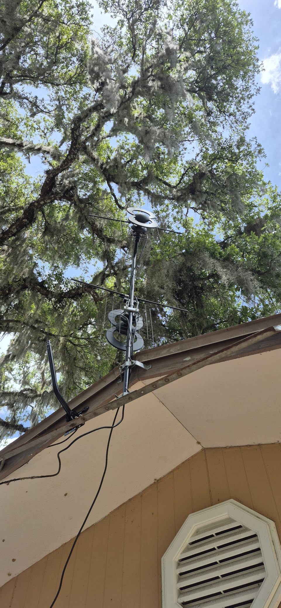 Antennas Direct ClearStream 2V Indoor Outdoor TV Antenna UHF VHF Multi-Directional, 60+ Mile Range, 4K 8K UHD, NEXTGEN TV - w/Reflector, 20-inch Mast customer photo 1