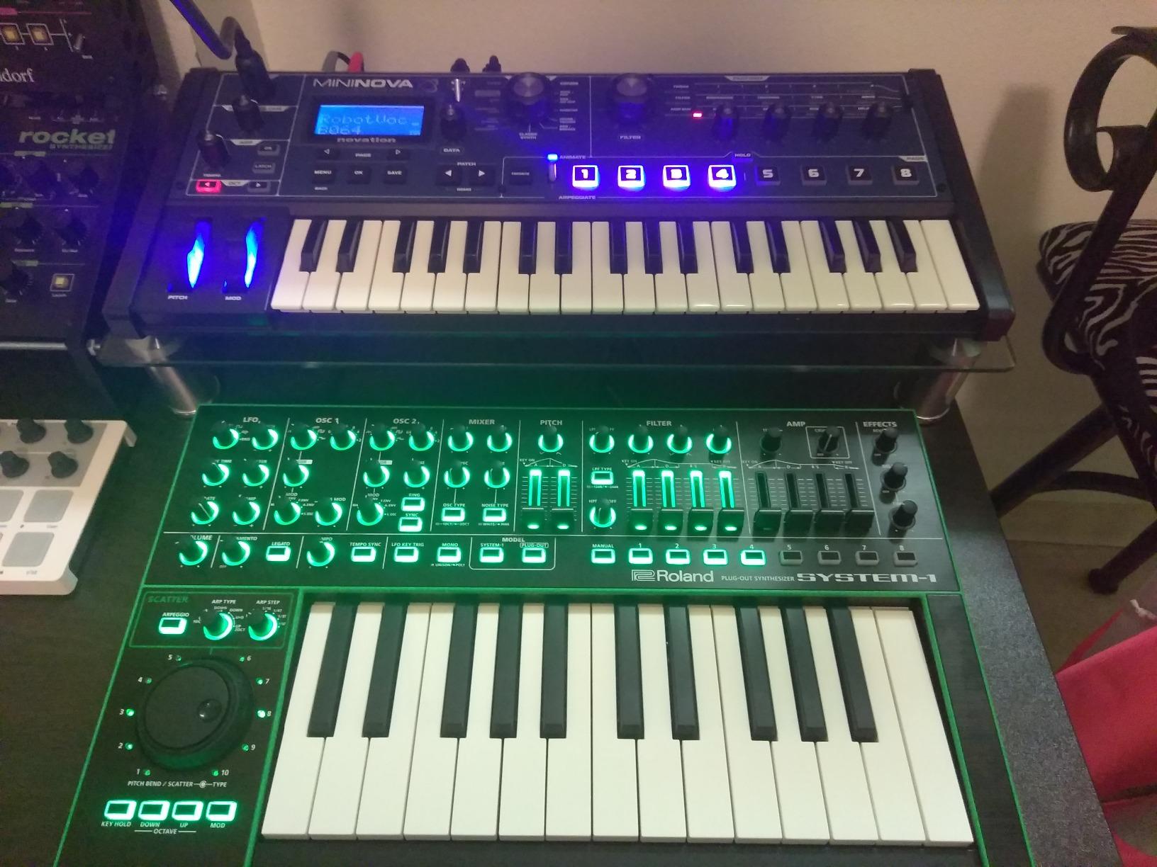 Novation MiniNova Analogue Modelling Compact 37 Mini-key Synth - Tough, compact, powerful mini-synth with pitch-correcting effect vocoder, 256 onboard sounds and five effects per voice layering Blue customer photo 2