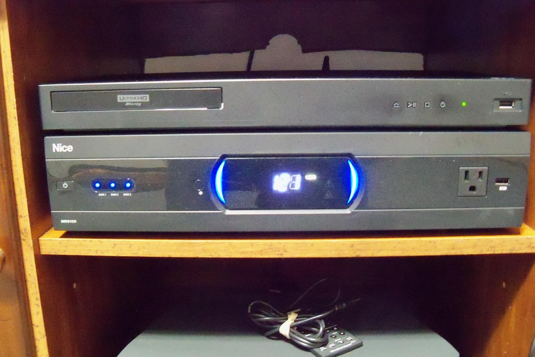 Panamax MR5100 11-Outlet Home Theater Power Management with Surge Protection customer photo 2