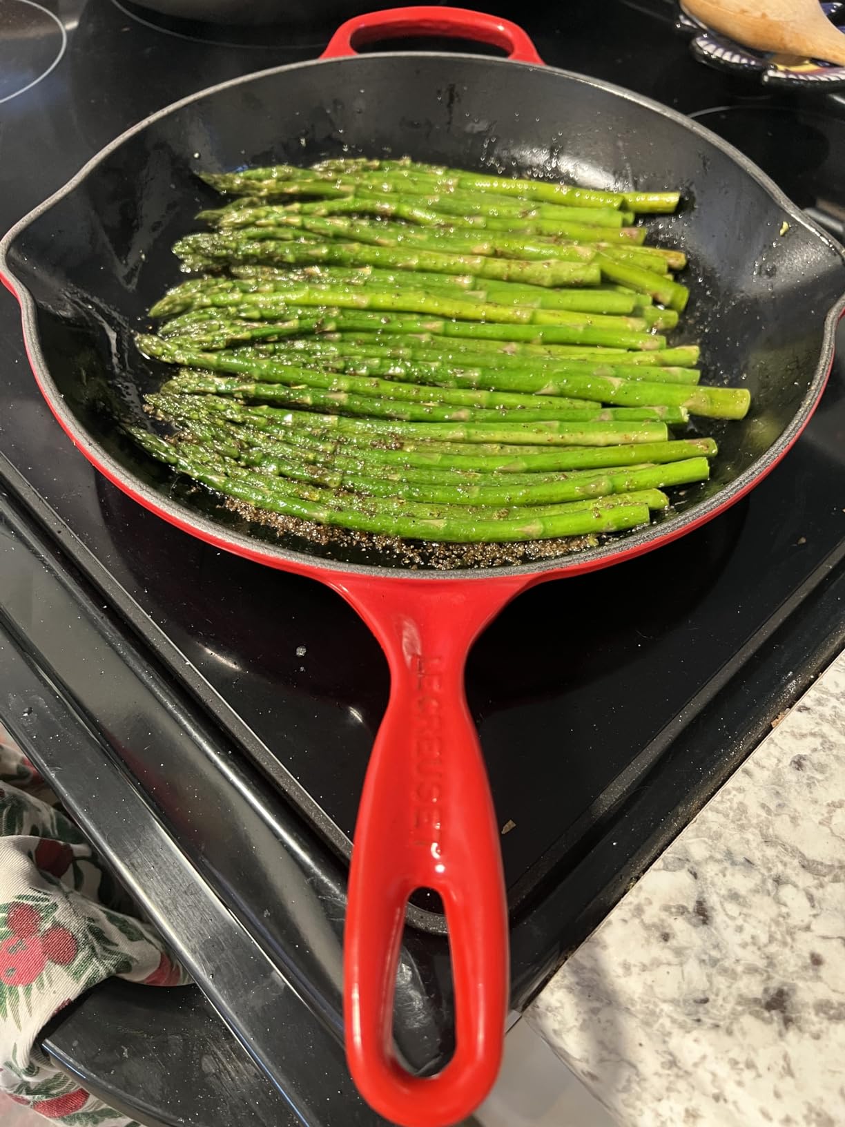 Le Creuset Enameled Cast Iron Signature Round Skillet, 9