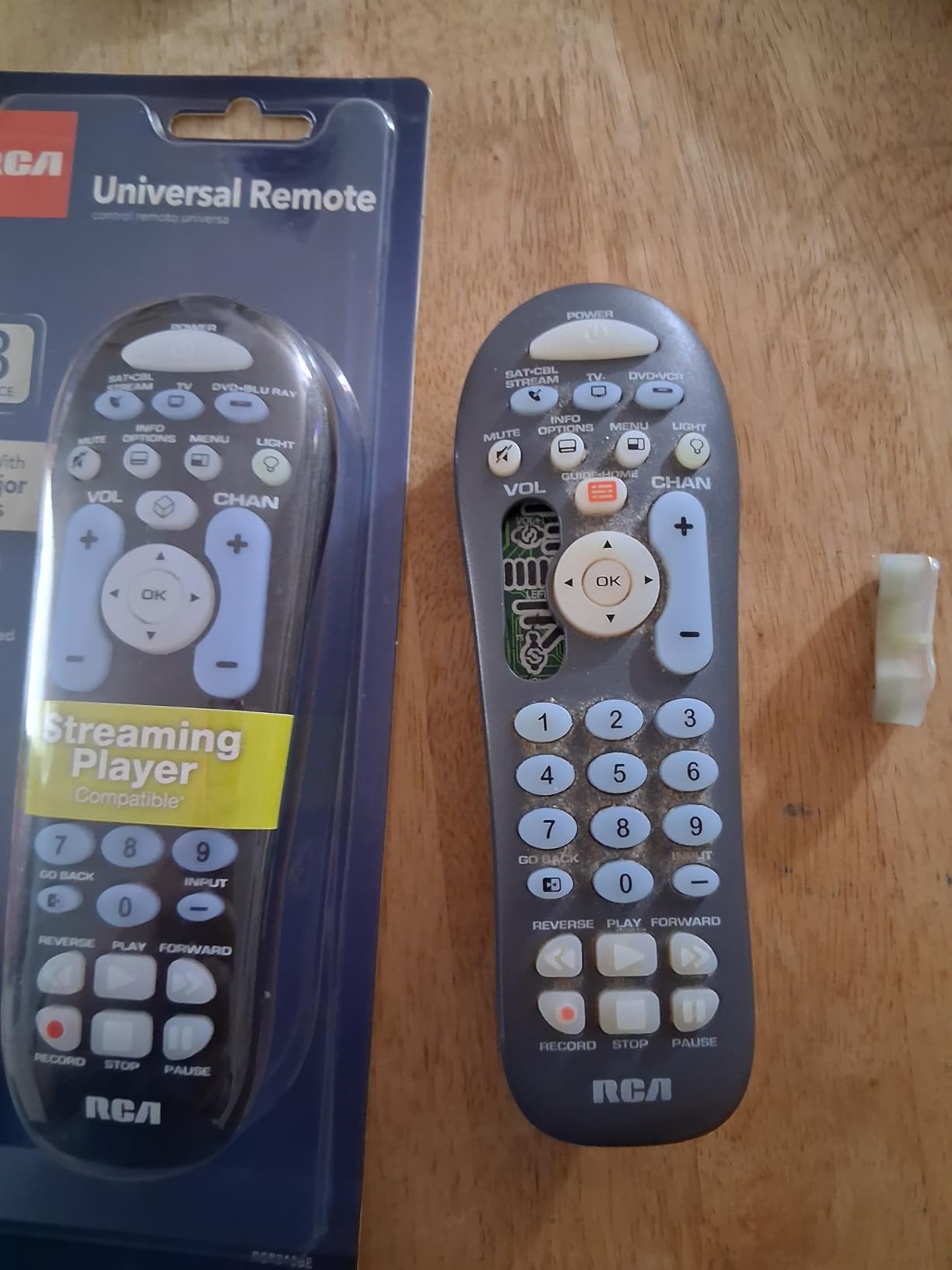 RCA RCR313BE Big Button Three-Device Universal Remote, Black customer photo 1