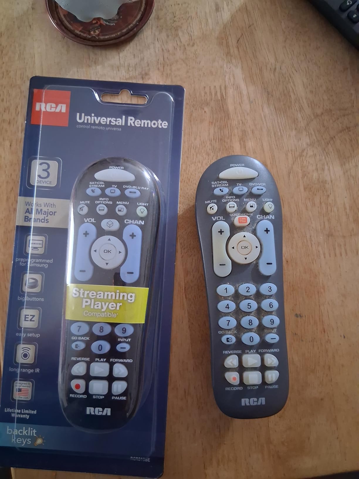 RCA RCR313BE Big Button Three-Device Universal Remote, Black customer photo 2