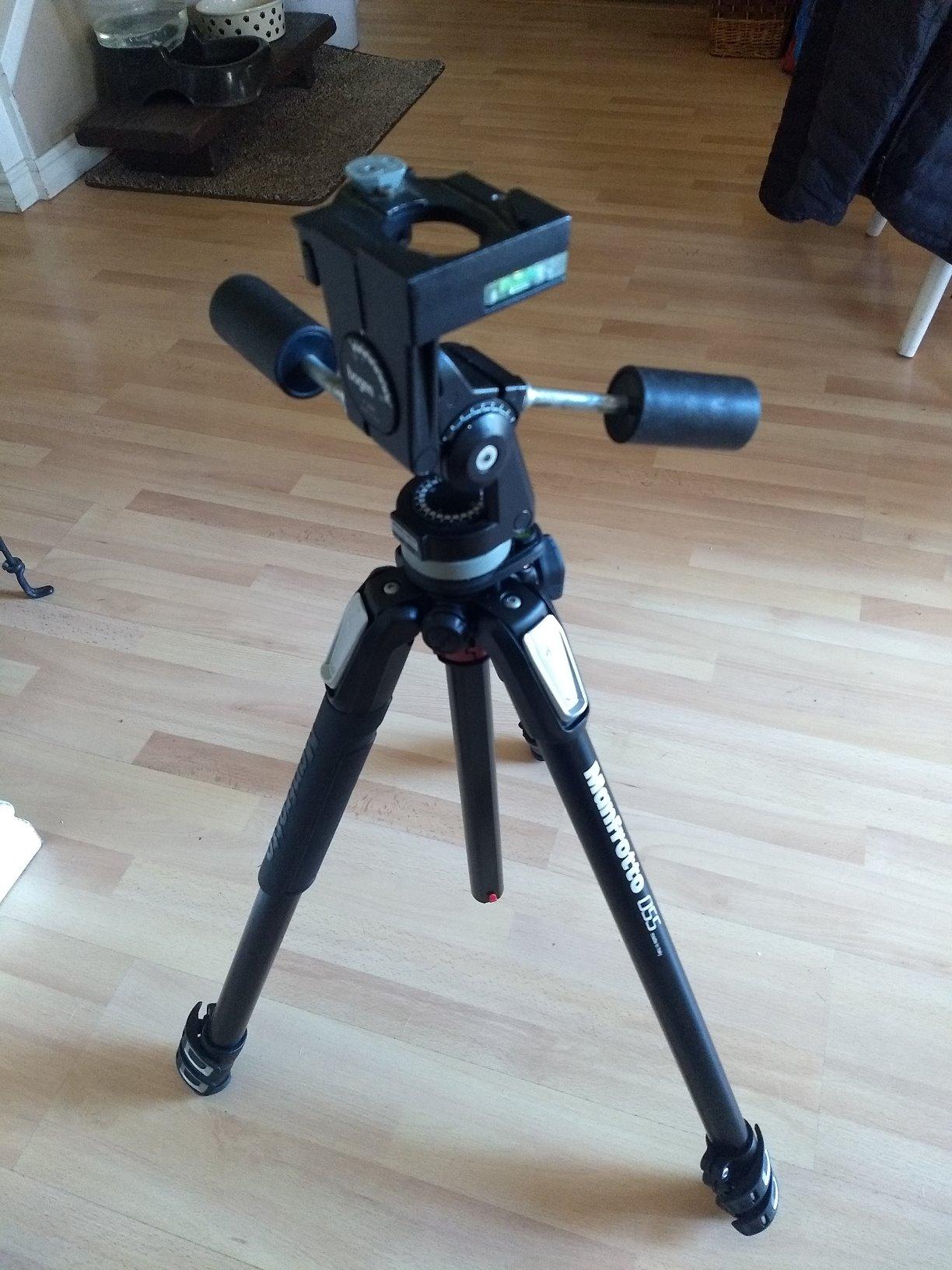 Manfrotto MT055CXPRO3 Carbon Fiber 3-Section Tripod with Horizontal Column, Black customer photo 1