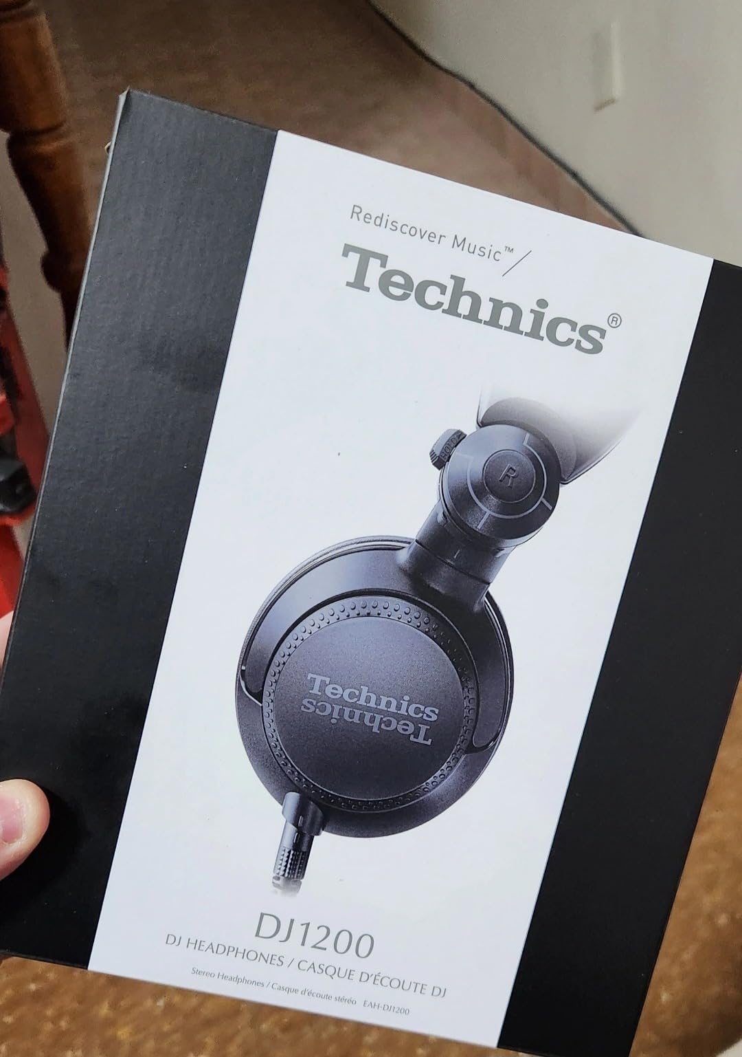 Technics Professional DJ Headphones with 40mm CCAW Voice Coil Drivers, 270° Swivel Housing and Locking Detachable Cord; Lightweight, Foldable High Input - EAH-DJ1200 (Black) customer photo 1