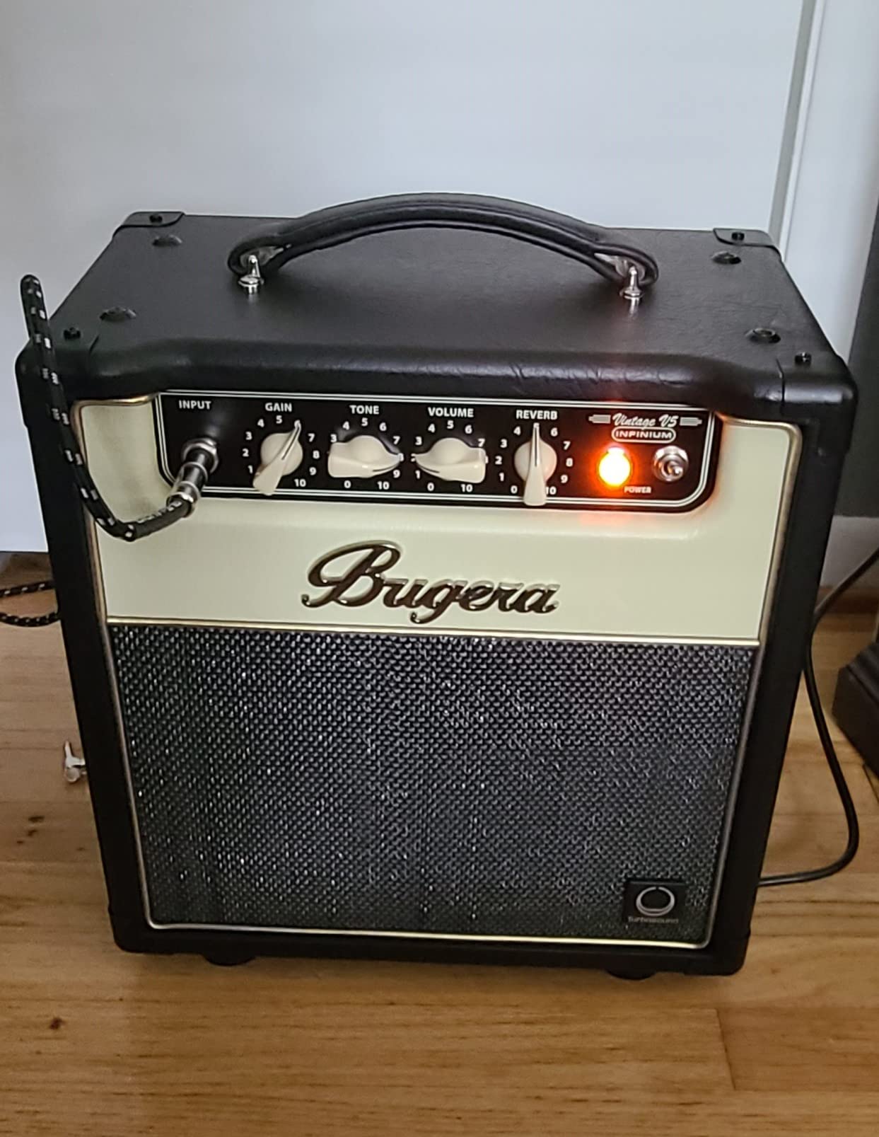 Bugera V5 INFINIUM 5-Watt Class-A Tube Amplifier Combo with INFINIUM Tube Life Multiplier, Original Turbosound Speaker, Reverb and Power Attenuator customer photo 2